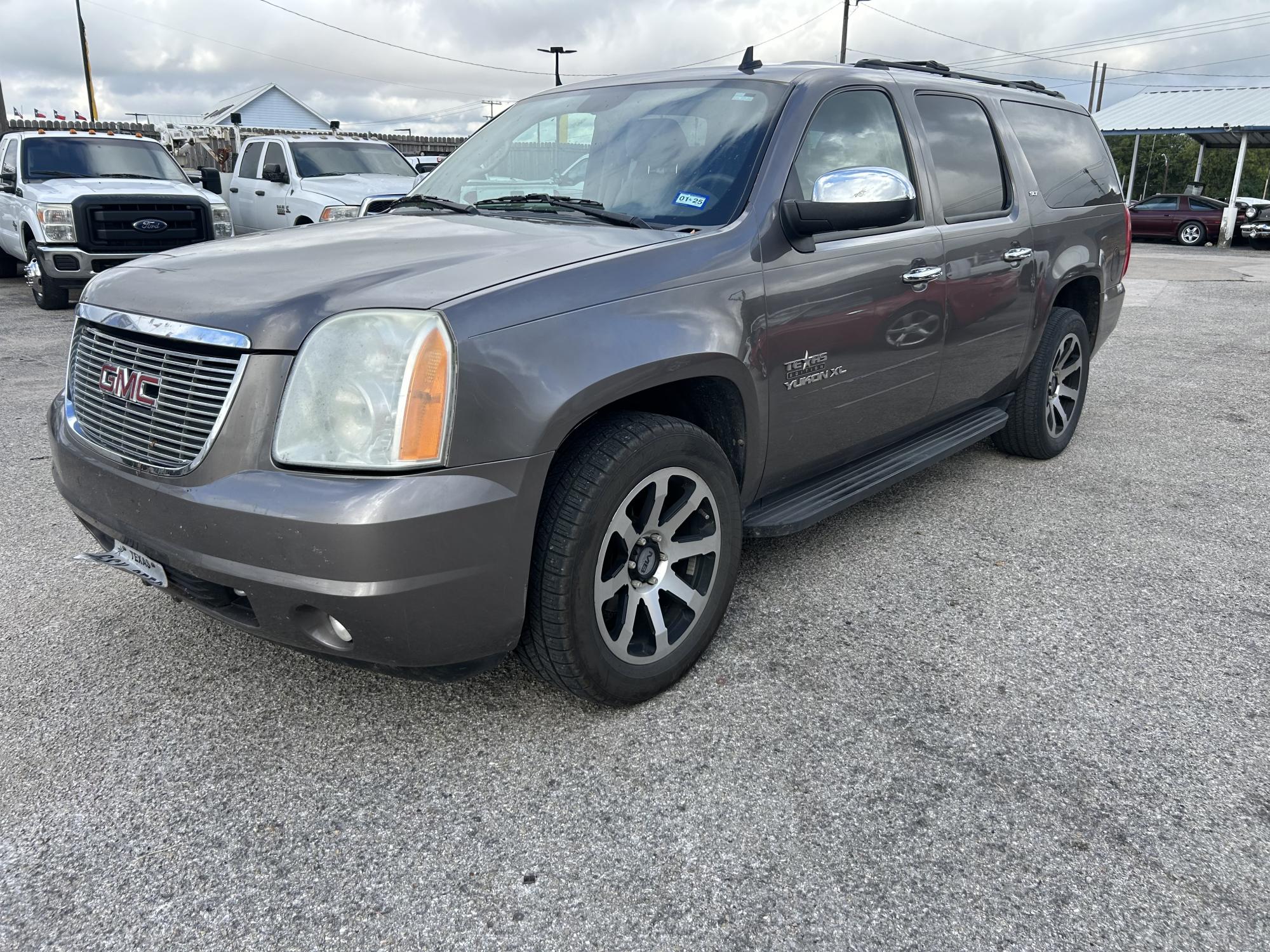 photo of 2011 GMC Yukon XL SLT-1 1/2 Ton 2WD