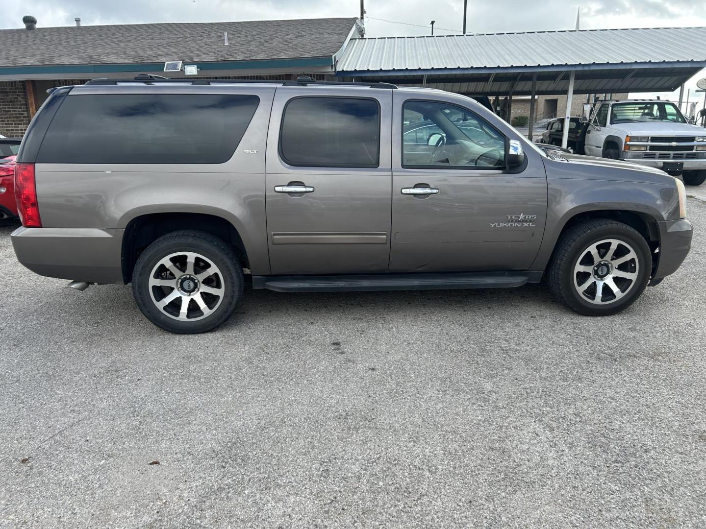 2011 Grey GMC Yukon XL SLT-1 1/2 Ton 2WD (1GKS1KE09BR) with an 5.3L V8 OHV 16V FFV engine, 4-Speed Automatic transmission, located at 1687 Business 35 S, New Braunfels, TX, 78130, (830) 625-7159, 29.655487, -98.051491 - Photo#6