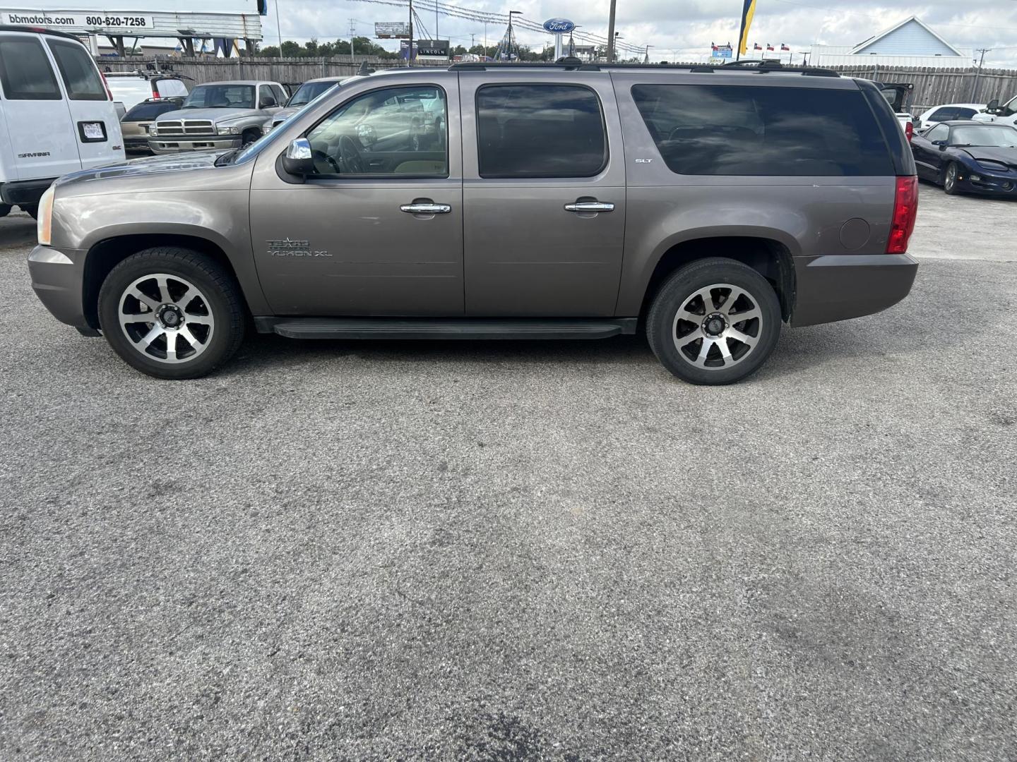 2011 Grey GMC Yukon XL SLT-1 1/2 Ton 2WD (1GKS1KE09BR) with an 5.3L V8 OHV 16V FFV engine, 4-Speed Automatic transmission, located at 1687 Business 35 S, New Braunfels, TX, 78130, (830) 625-7159, 29.655487, -98.051491 - Photo#8