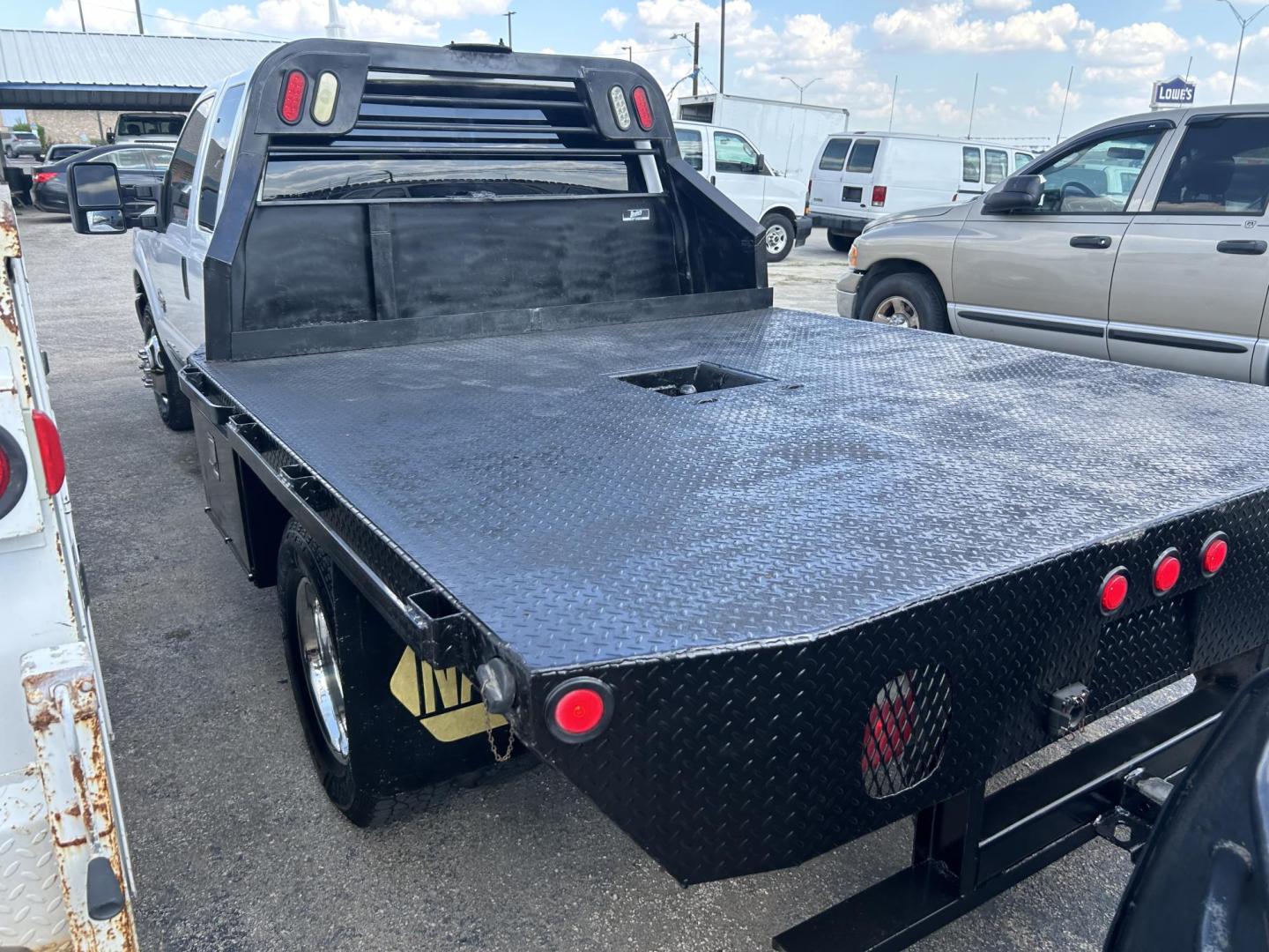 2012 White Ford F-350 SD XL SuperCab Long Bed DRW 2WD (1FD8X3GT2CE) with an 6.7L V8 OHV 16V DIESEL engine, 6-Speed Automatic transmission, located at 1687 Business 35 S, New Braunfels, TX, 78130, (830) 625-7159, 29.655487, -98.051491 - Photo#4