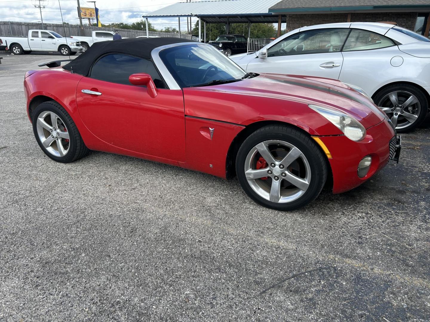 2007 Red Pontiac Solstice Base (1G2MB35B67Y) with an 2.4L L4 DOHC 16V engine, located at 1687 Business 35 S, New Braunfels, TX, 78130, (830) 625-7159, 29.655487, -98.051491 - Photo#3