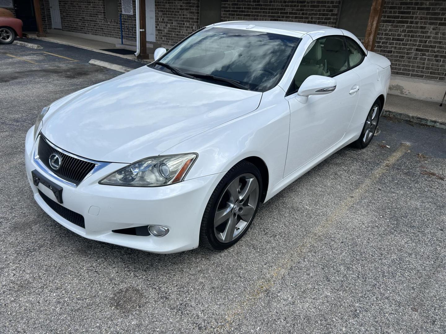 2010 White Lexus IS C IS 250C (JTHFF2C29A2) , 6-Speed Automatic transmission, located at 1687 Business 35 S, New Braunfels, TX, 78130, (830) 625-7159, 29.655487, -98.051491 - Photo#0