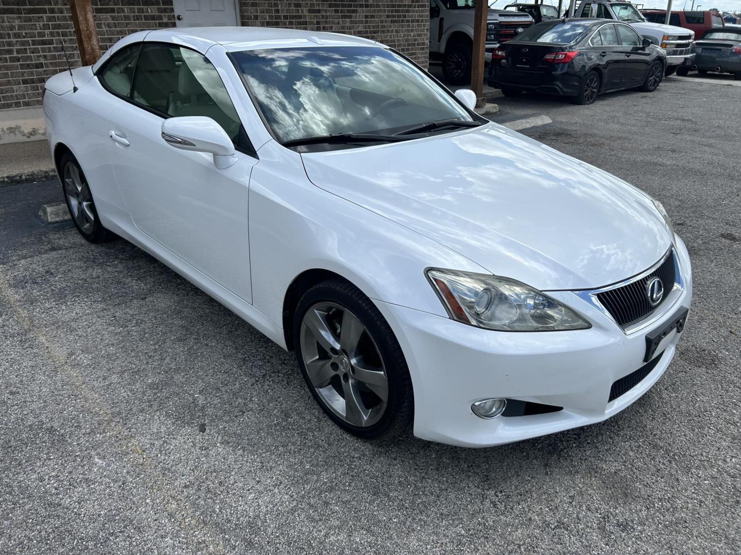 2010 White Lexus IS C IS 250C (JTHFF2C29A2) , 6-Speed Automatic transmission, located at 1687 Business 35 S, New Braunfels, TX, 78130, (830) 625-7159, 29.655487, -98.051491 - Photo#1