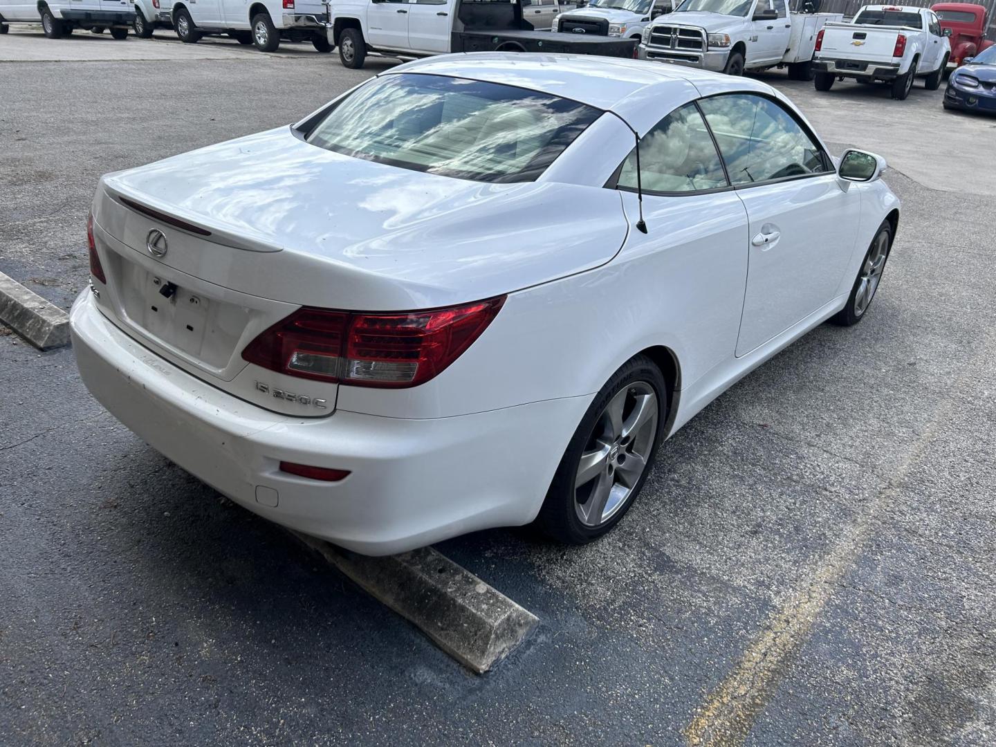 2010 White Lexus IS C IS 250C (JTHFF2C29A2) , 6-Speed Automatic transmission, located at 1687 Business 35 S, New Braunfels, TX, 78130, (830) 625-7159, 29.655487, -98.051491 - Photo#2