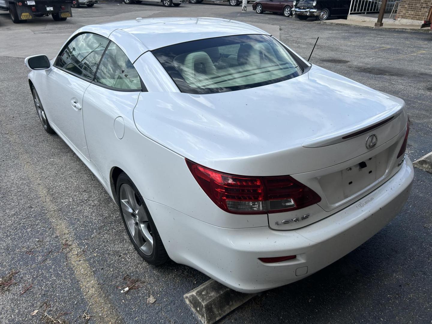 2010 White Lexus IS C IS 250C (JTHFF2C29A2) , 6-Speed Automatic transmission, located at 1687 Business 35 S, New Braunfels, TX, 78130, (830) 625-7159, 29.655487, -98.051491 - Photo#4