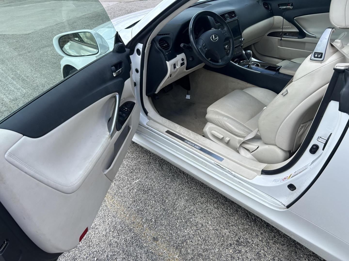 2010 White Lexus IS C IS 250C (JTHFF2C29A2) , 6-Speed Automatic transmission, located at 1687 Business 35 S, New Braunfels, TX, 78130, (830) 625-7159, 29.655487, -98.051491 - Photo#8