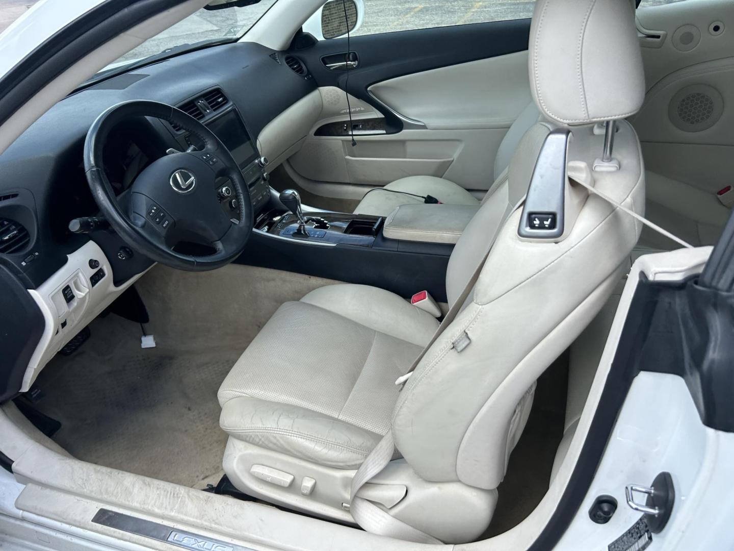 2010 White Lexus IS C IS 250C (JTHFF2C29A2) , 6-Speed Automatic transmission, located at 1687 Business 35 S, New Braunfels, TX, 78130, (830) 625-7159, 29.655487, -98.051491 - Photo#9