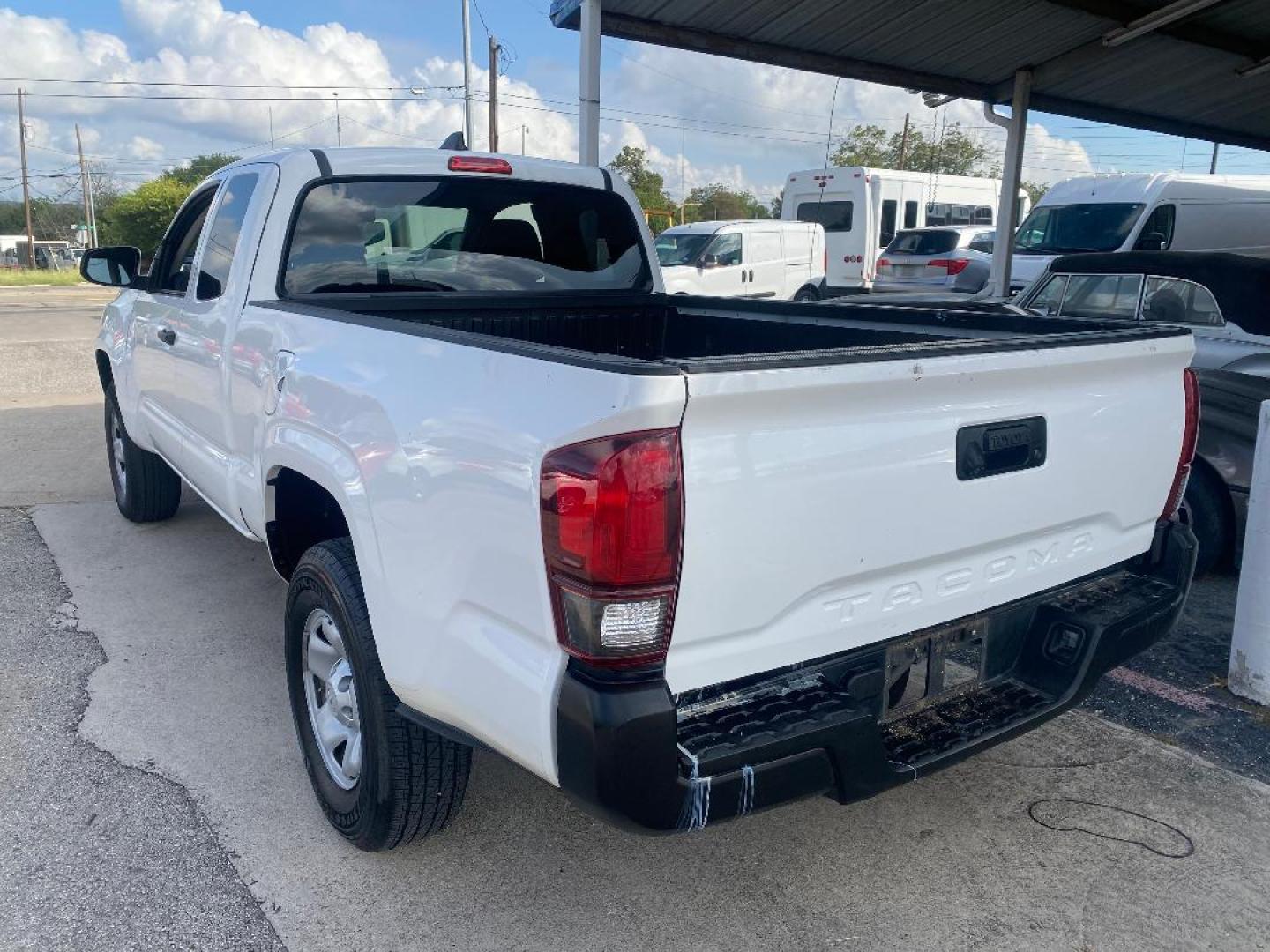 2022 White /Gray Toyota Tacoma SR5 Access Cab I4 6AT 2WD (3TYRX5GN6NT) with an 2.7L L4 DOHC 16V engine, 6A transmission, located at 1687 Business 35 S, New Braunfels, TX, 78130, (830) 625-7159, 29.655487, -98.051491 - Photo#2