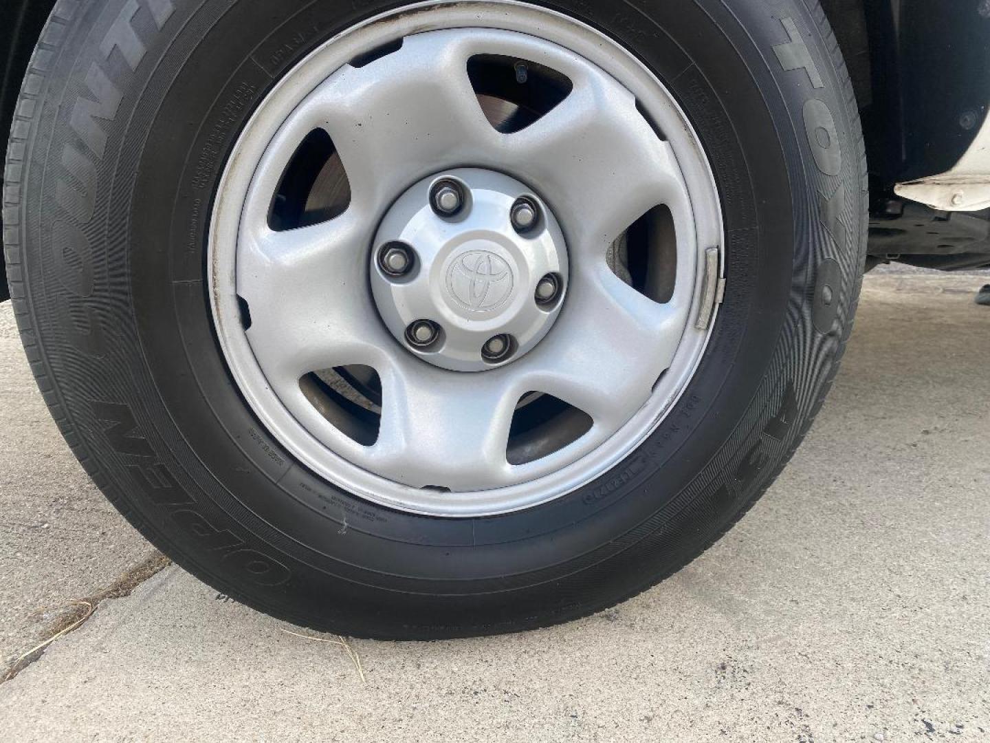 2022 White /Gray Toyota Tacoma SR5 Access Cab I4 6AT 2WD (3TYRX5GN6NT) with an 2.7L L4 DOHC 16V engine, 6A transmission, located at 1687 Business 35 S, New Braunfels, TX, 78130, (830) 625-7159, 29.655487, -98.051491 - Photo#14