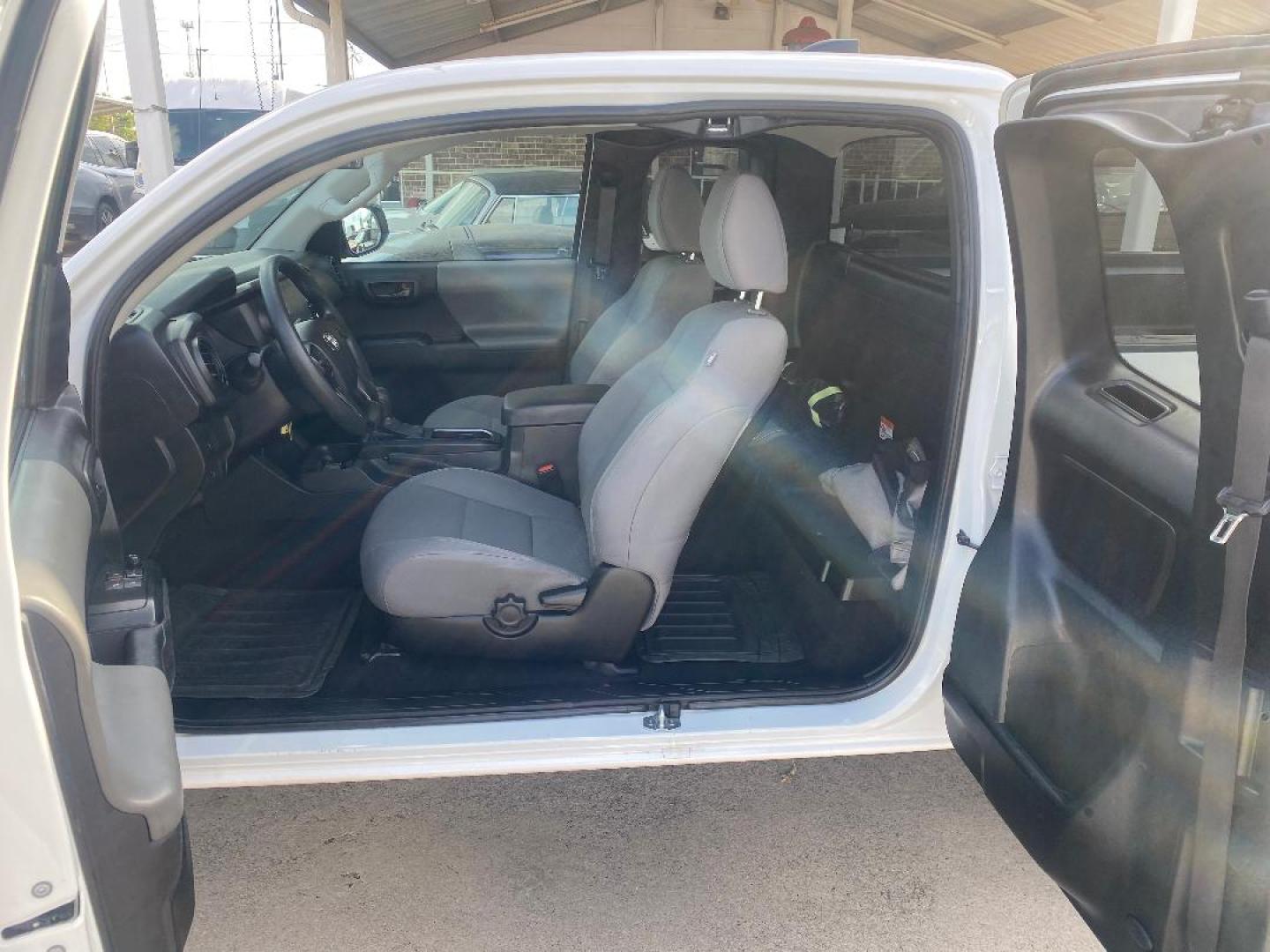 2022 White /Gray Toyota Tacoma SR5 Access Cab I4 6AT 2WD (3TYRX5GN6NT) with an 2.7L L4 DOHC 16V engine, 6A transmission, located at 1687 Business 35 S, New Braunfels, TX, 78130, (830) 625-7159, 29.655487, -98.051491 - Photo#1