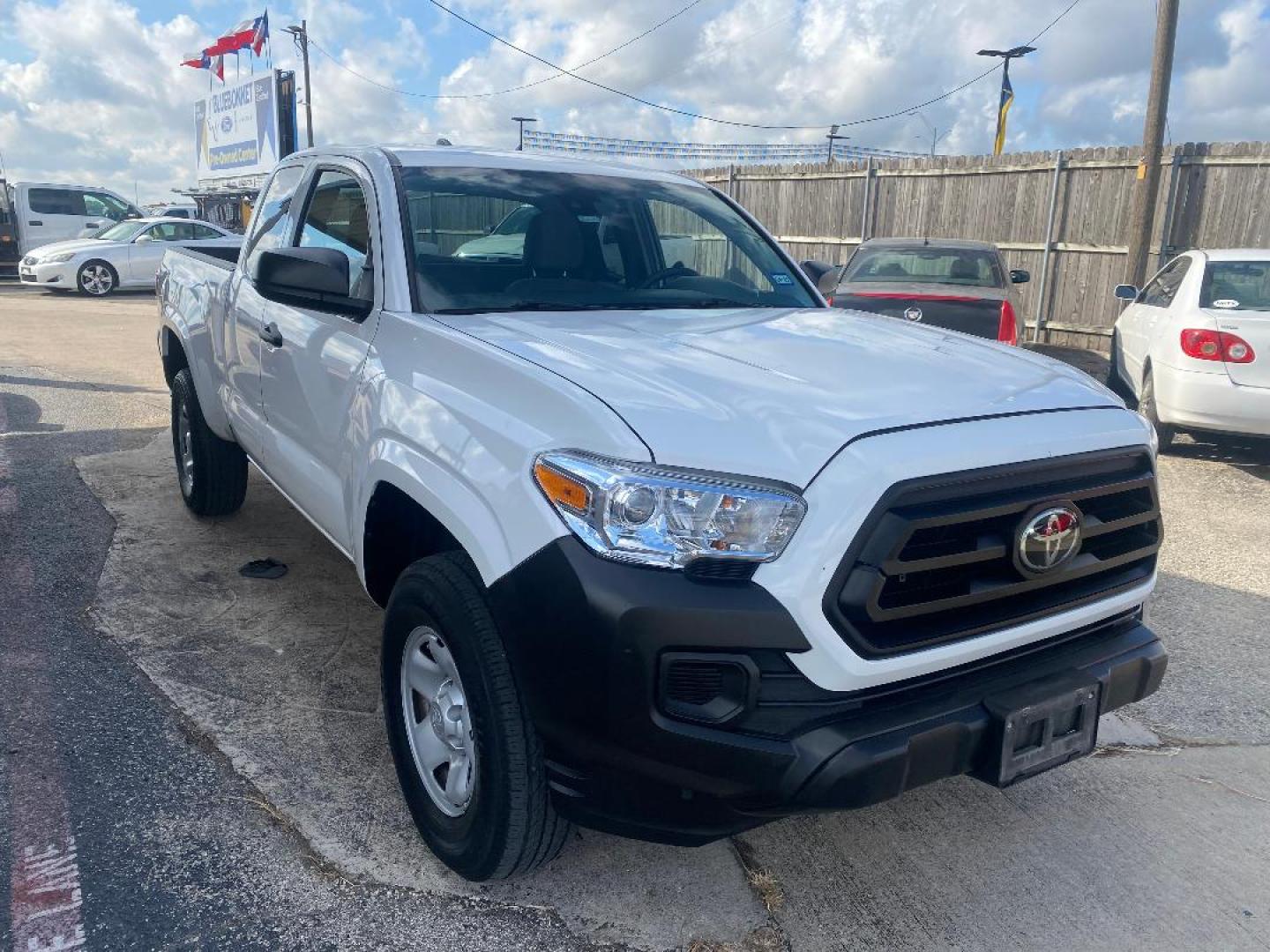 2022 White /Gray Toyota Tacoma SR5 Access Cab I4 6AT 2WD (3TYRX5GN6NT) with an 2.7L L4 DOHC 16V engine, 6A transmission, located at 1687 Business 35 S, New Braunfels, TX, 78130, (830) 625-7159, 29.655487, -98.051491 - Photo#5