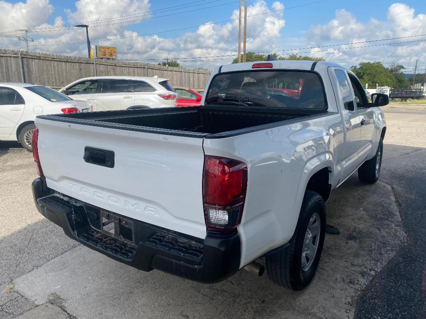 2022 White /Gray Toyota Tacoma SR5 Access Cab I4 6AT 2WD (3TYRX5GN6NT) with an 2.7L L4 DOHC 16V engine, 6A transmission, located at 1687 Business 35 S, New Braunfels, TX, 78130, (830) 625-7159, 29.655487, -98.051491 - Photo#4