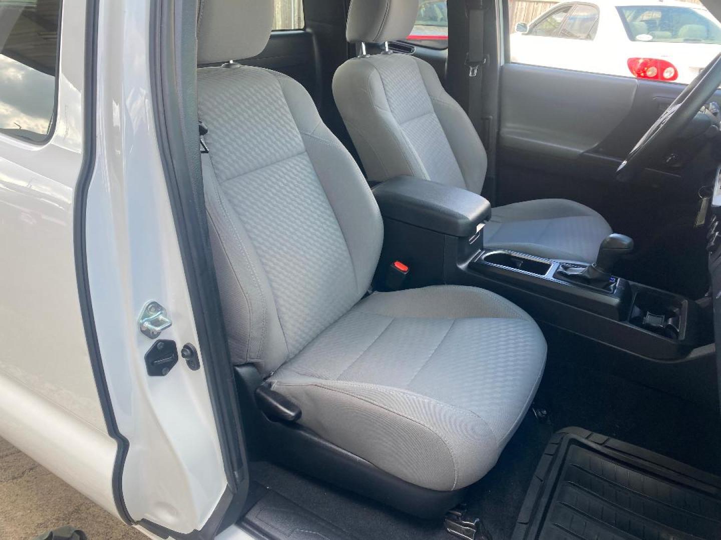 2022 White /Gray Toyota Tacoma SR5 Access Cab I4 6AT 2WD (3TYRX5GN6NT) with an 2.7L L4 DOHC 16V engine, 6A transmission, located at 1687 Business 35 S, New Braunfels, TX, 78130, (830) 625-7159, 29.655487, -98.051491 - Photo#7