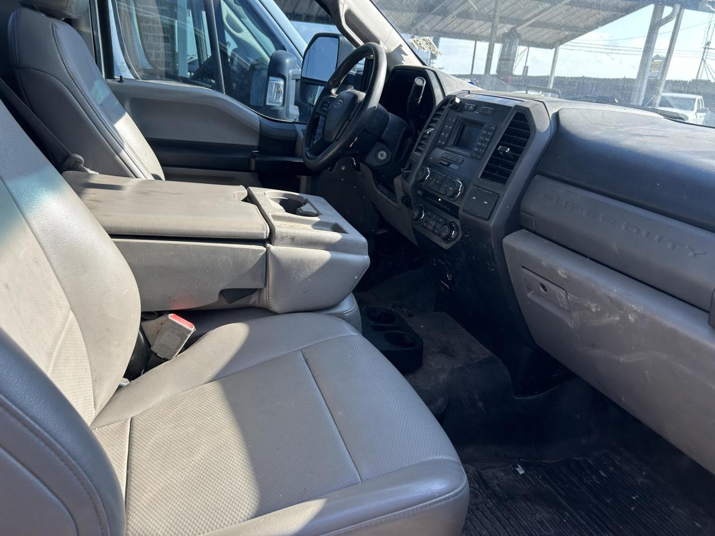 2017 White Ford F-550 Regular Cab DRW 2WD (1FDUF5GT2HE) with an 6.7L V8 OHV 16V DIESEL engine, located at 1687 Business 35 S, New Braunfels, TX, 78130, (830) 625-7159, 29.655487, -98.051491 - Photo#6