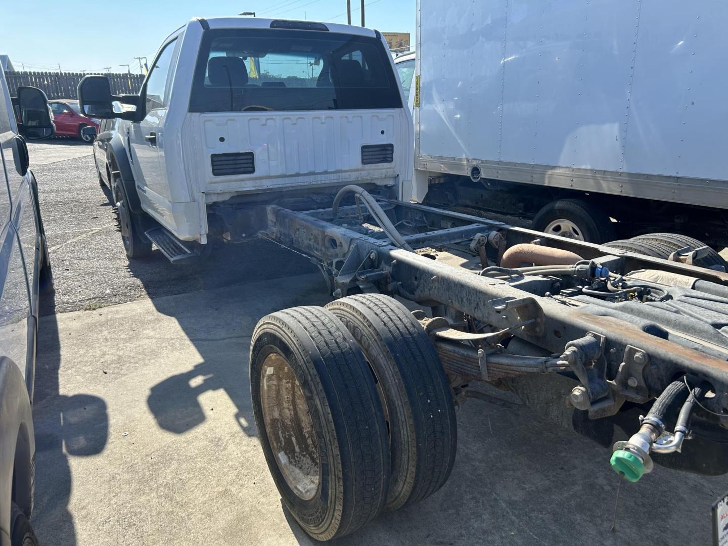 2017 White Ford F-550 Regular Cab DRW 2WD (1FDUF5GT2HE) with an 6.7L V8 OHV 16V DIESEL engine, located at 1687 Business 35 S, New Braunfels, TX, 78130, (830) 625-7159, 29.655487, -98.051491 - Photo#1