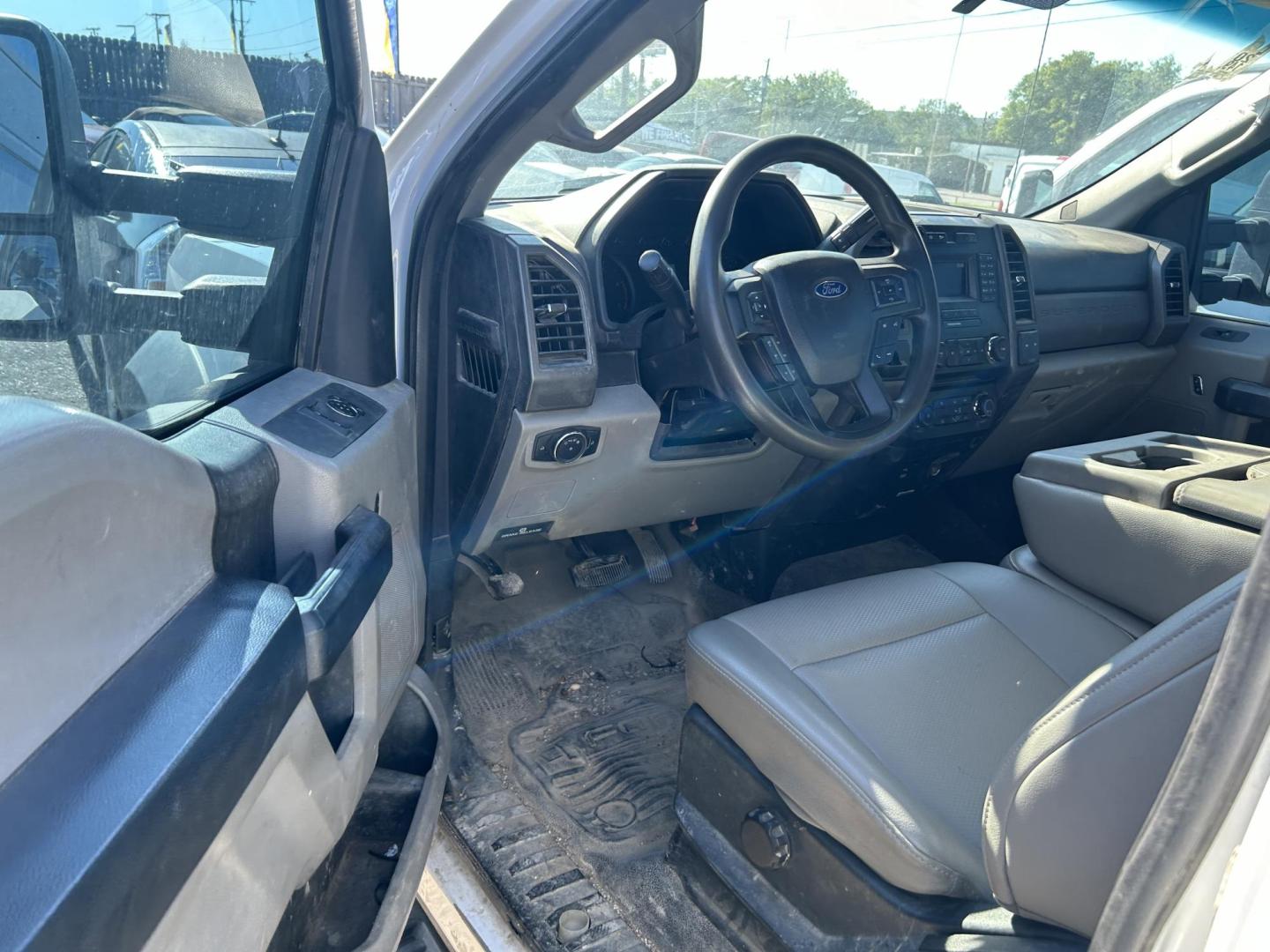 2017 White Ford F-550 Regular Cab DRW 2WD (1FDUF5GT2HE) with an 6.7L V8 OHV 16V DIESEL engine, located at 1687 Business 35 S, New Braunfels, TX, 78130, (830) 625-7159, 29.655487, -98.051491 - Photo#4