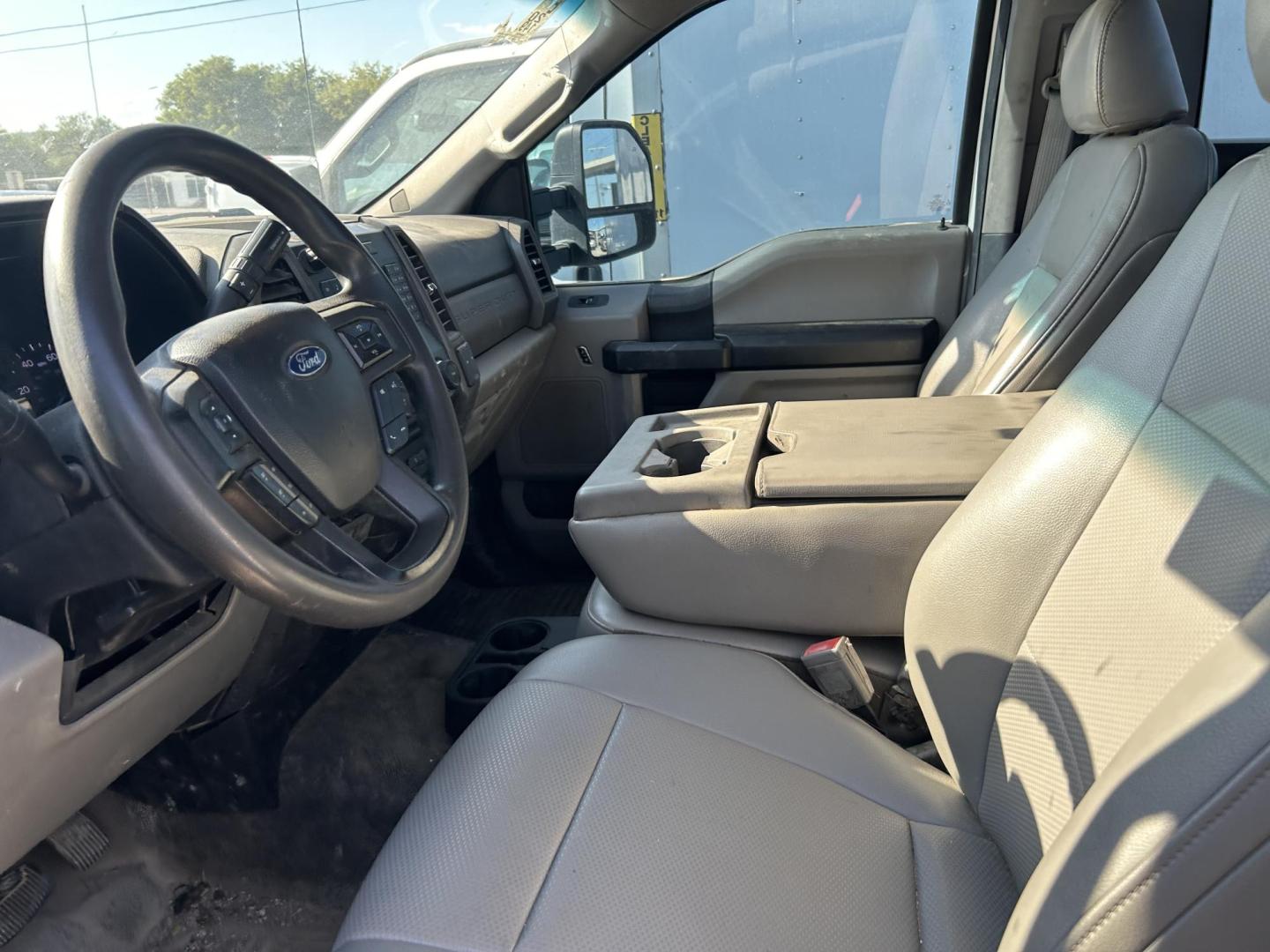 2017 White Ford F-550 Regular Cab DRW 2WD (1FDUF5GT2HE) with an 6.7L V8 OHV 16V DIESEL engine, located at 1687 Business 35 S, New Braunfels, TX, 78130, (830) 625-7159, 29.655487, -98.051491 - Photo#5