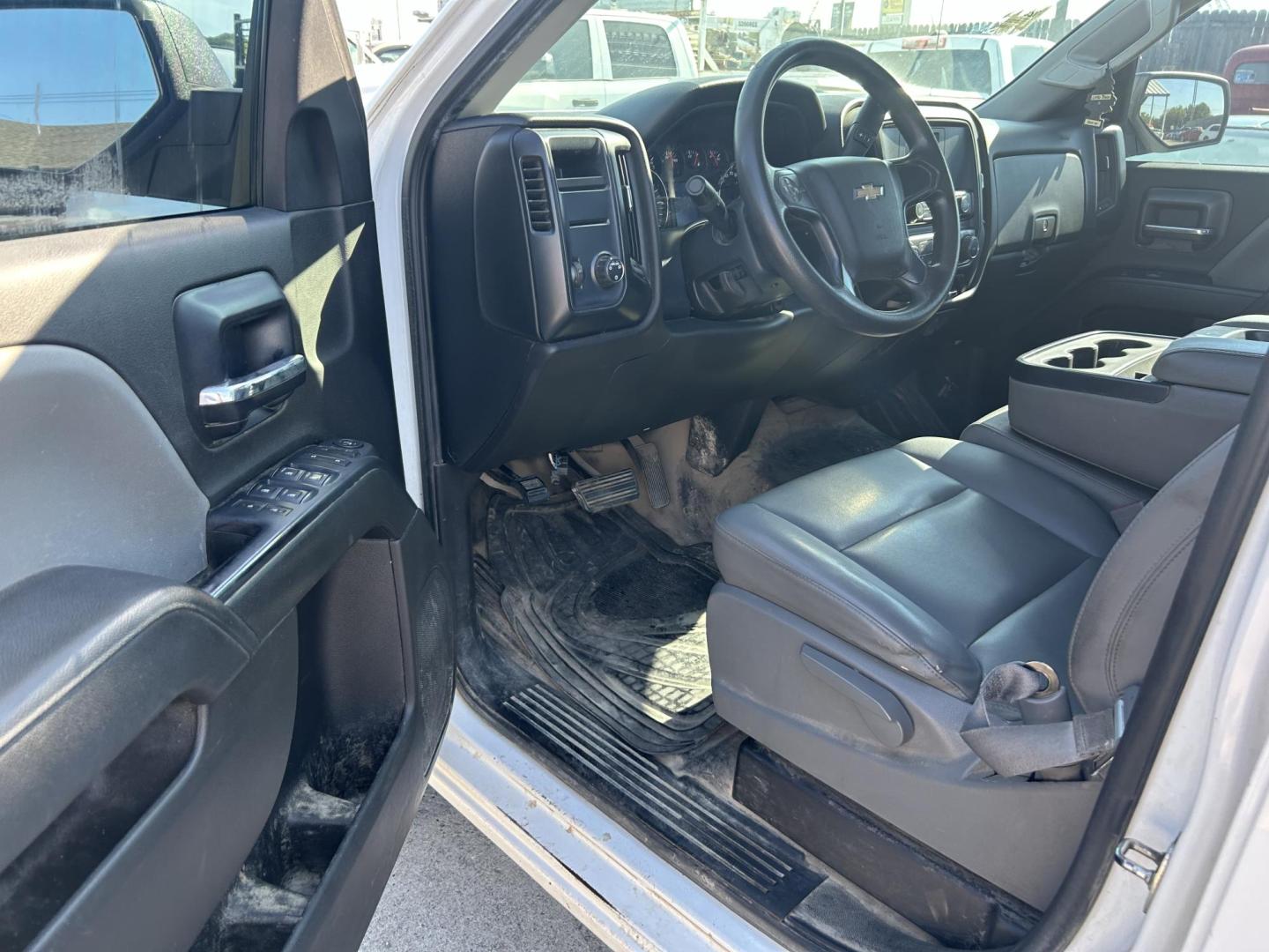 2016 White Chevrolet Silverado 1500 Work Truck Double Cab 2WD (1GCRCNEH9GZ) with an 4.3L V6 OHV 12V engine, 6A transmission, located at 1687 Business 35 S, New Braunfels, TX, 78130, (830) 625-7159, 29.655487, -98.051491 - Photo#5