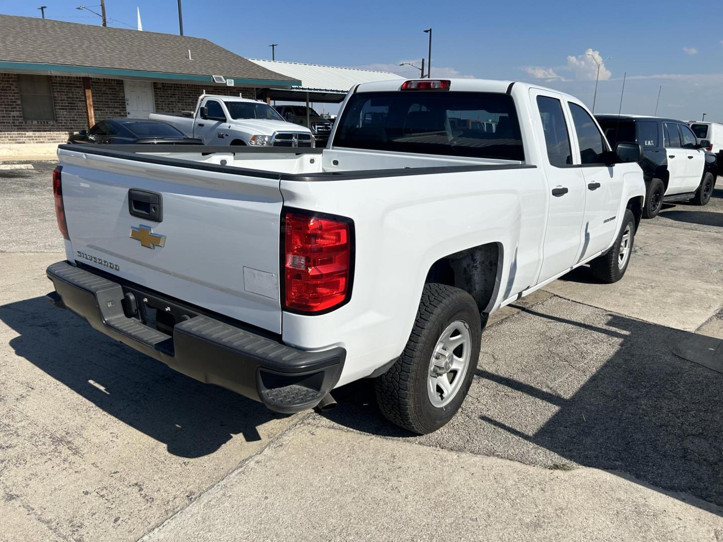 2016 White Chevrolet Silverado 1500 Work Truck Double Cab 2WD (1GCRCNEH9GZ) with an 4.3L V6 OHV 12V engine, 6A transmission, located at 1687 Business 35 S, New Braunfels, TX, 78130, (830) 625-7159, 29.655487, -98.051491 - Photo#3