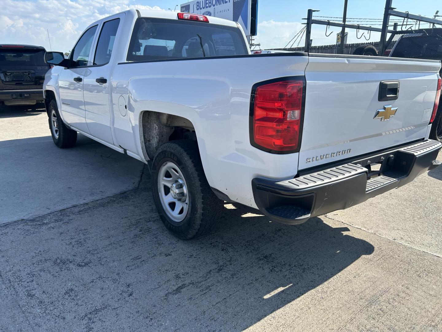 2016 White Chevrolet Silverado 1500 Work Truck Double Cab 2WD (1GCRCNEH9GZ) with an 4.3L V6 OHV 12V engine, 6A transmission, located at 1687 Business 35 S, New Braunfels, TX, 78130, (830) 625-7159, 29.655487, -98.051491 - Photo#1