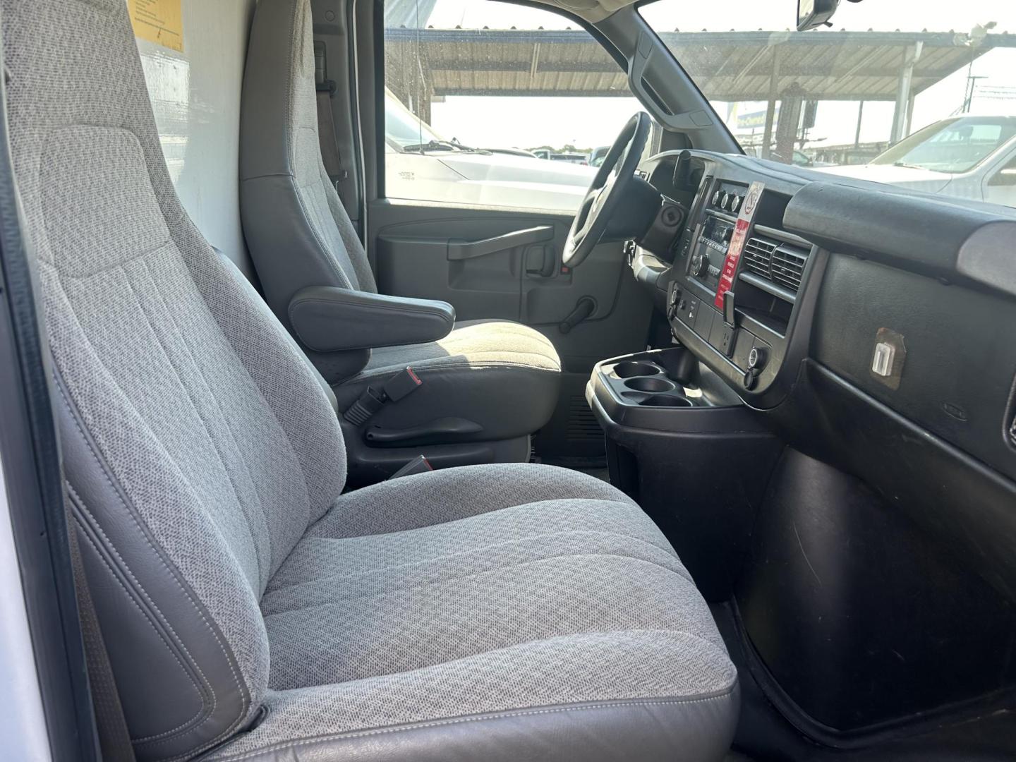 2018 White Chevrolet Express G3500 139" (1GB0GRFP0J1) with an 2.8L L4 TURBO DIESEL engine, 6A transmission, located at 1687 Business 35 S, New Braunfels, TX, 78130, (830) 625-7159, 29.655487, -98.051491 - Photo#2