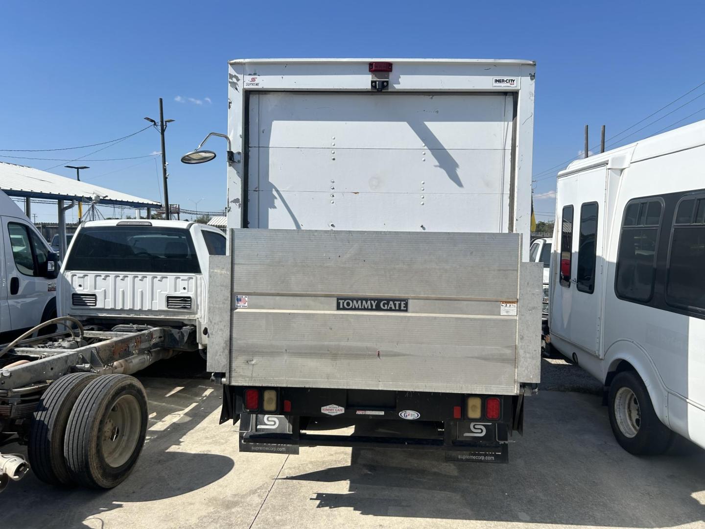 2018 White Chevrolet Express G3500 139" (1GB0GRFP0J1) with an 2.8L L4 TURBO DIESEL engine, 6A transmission, located at 1687 Business 35 S, New Braunfels, TX, 78130, (830) 625-7159, 29.655487, -98.051491 - Photo#6