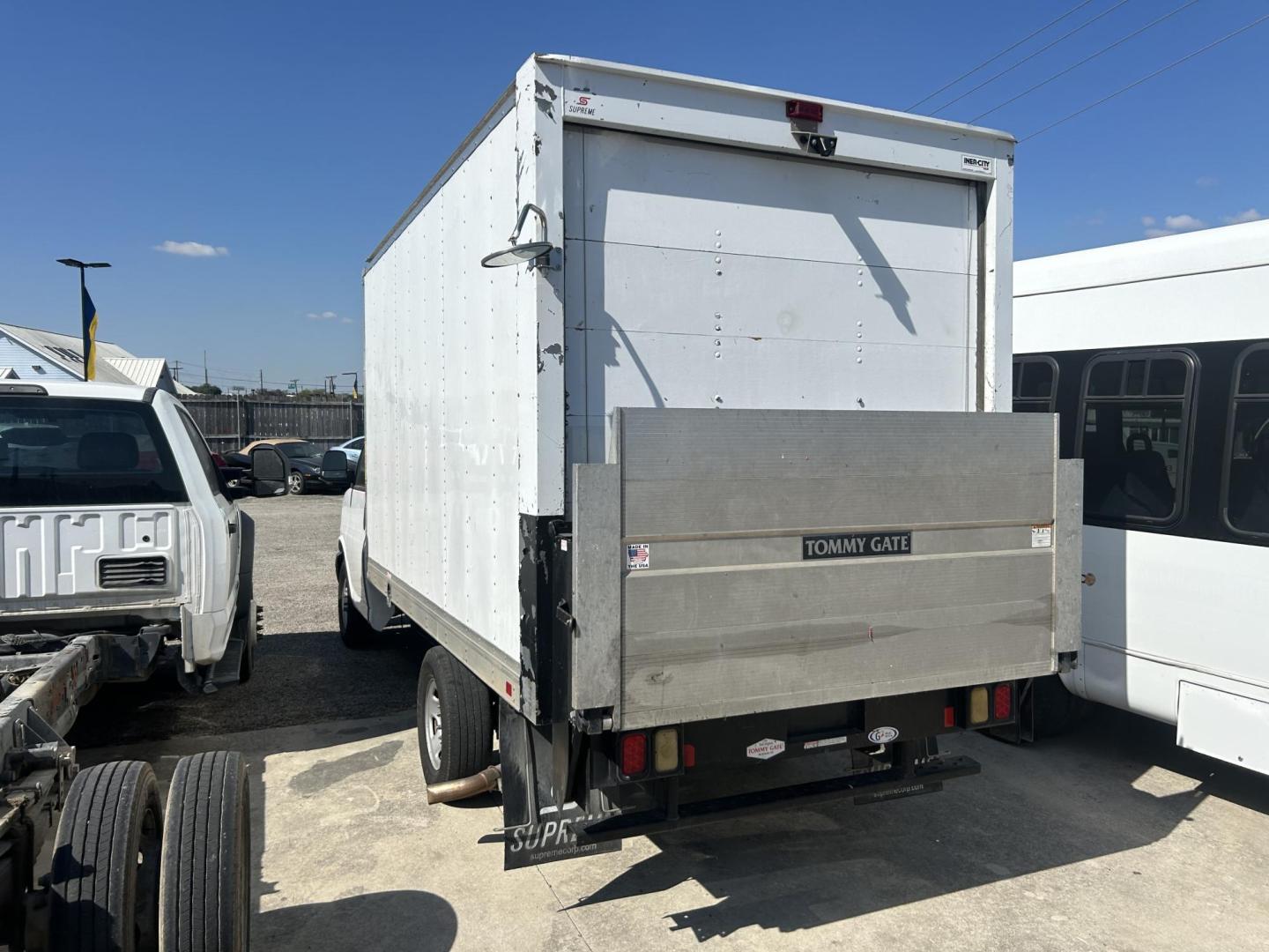 2018 White Chevrolet Express G3500 139" (1GB0GRFP0J1) with an 2.8L L4 TURBO DIESEL engine, 6A transmission, located at 1687 Business 35 S, New Braunfels, TX, 78130, (830) 625-7159, 29.655487, -98.051491 - Photo#7