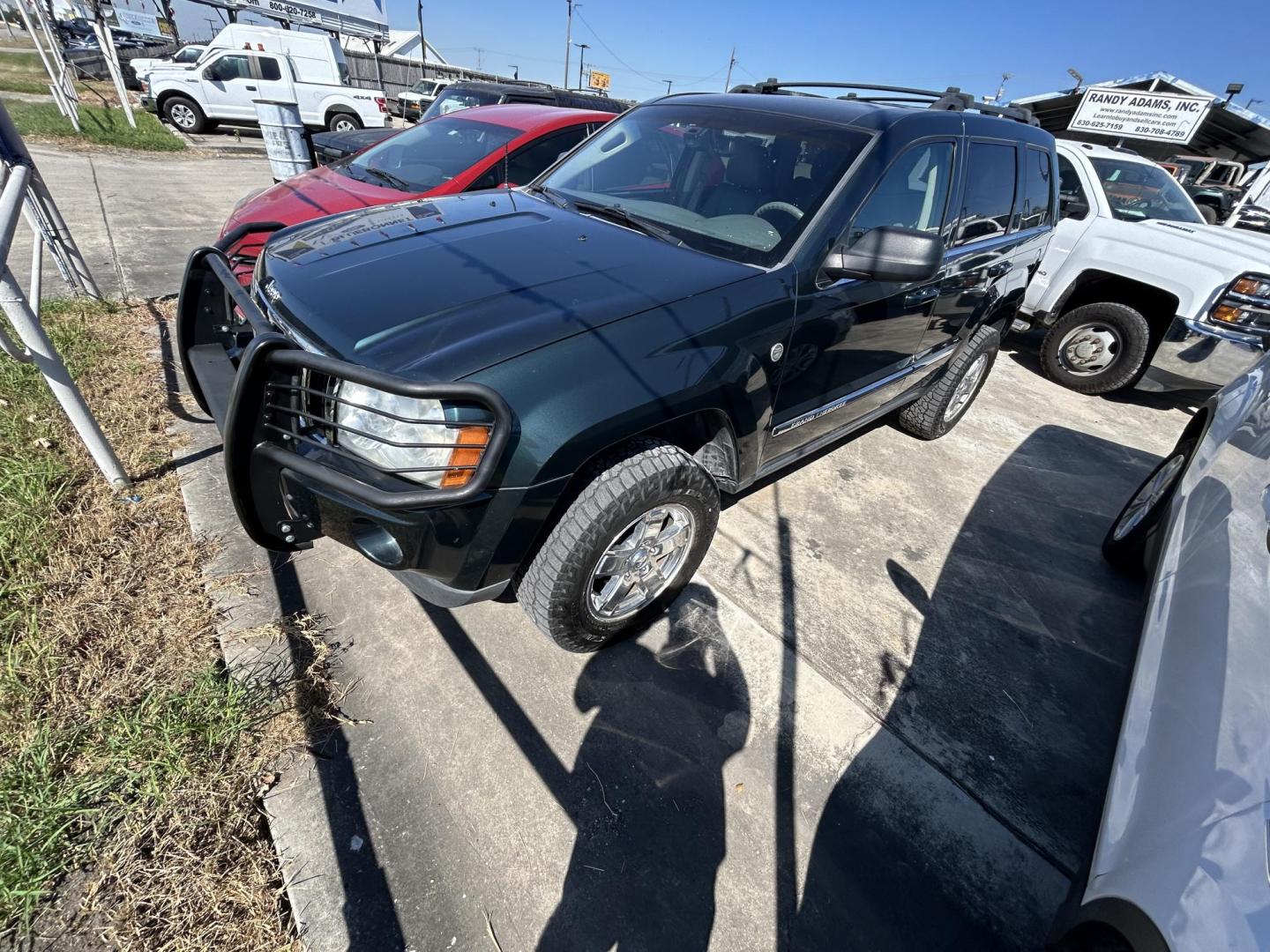 2006 Grey Jeep Grand Cherokee Limited 4WD (1J4HR58226C) with an 5.7L V8 OHV 16V engine, 5-Speed Automatic Overdrive transmission, located at 1687 Business 35 S, New Braunfels, TX, 78130, (830) 625-7159, 29.655487, -98.051491 - Photo#0