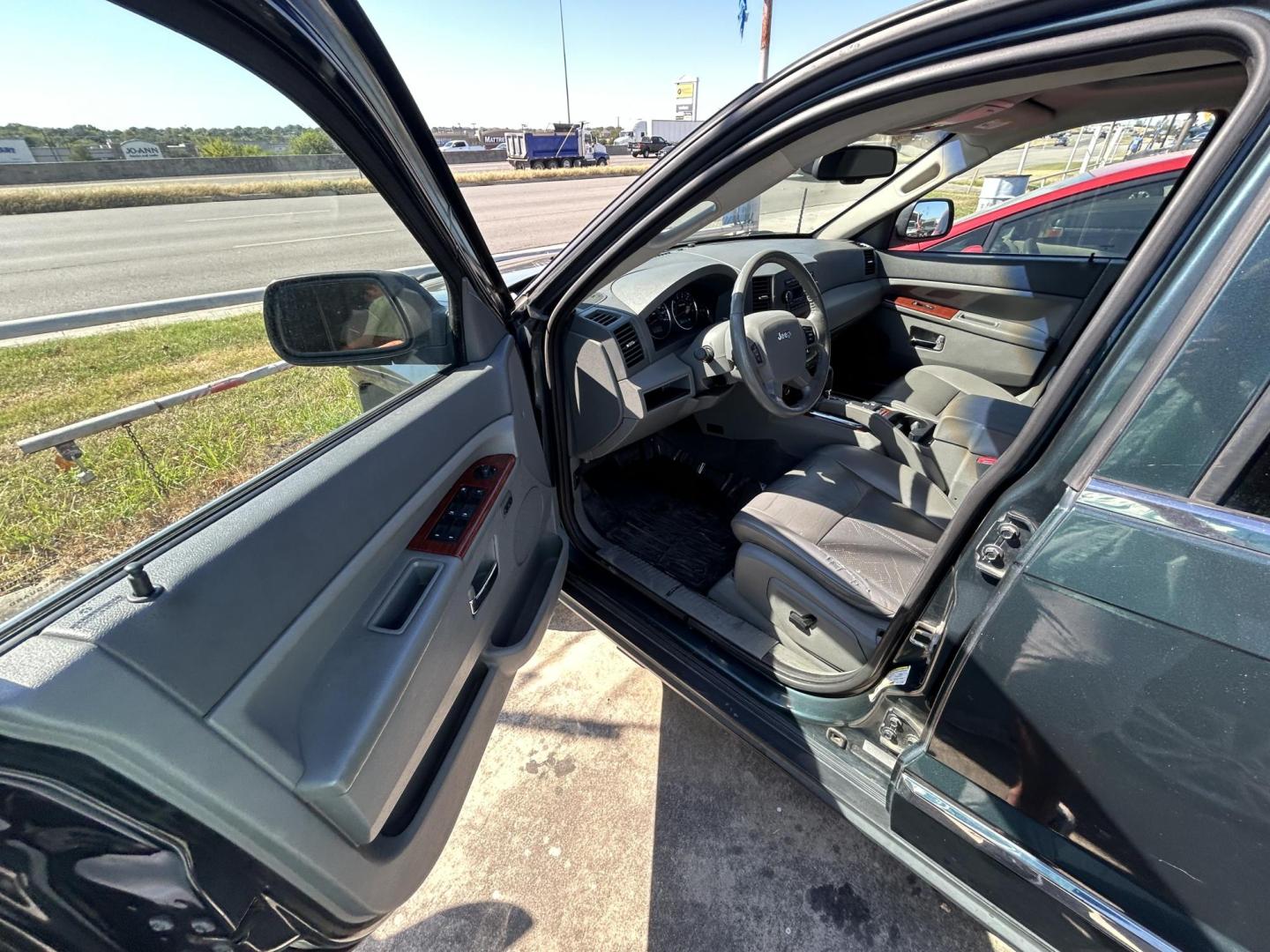 2006 Grey Jeep Grand Cherokee Limited 4WD (1J4HR58226C) with an 5.7L V8 OHV 16V engine, 5-Speed Automatic Overdrive transmission, located at 1687 Business 35 S, New Braunfels, TX, 78130, (830) 625-7159, 29.655487, -98.051491 - Photo#3