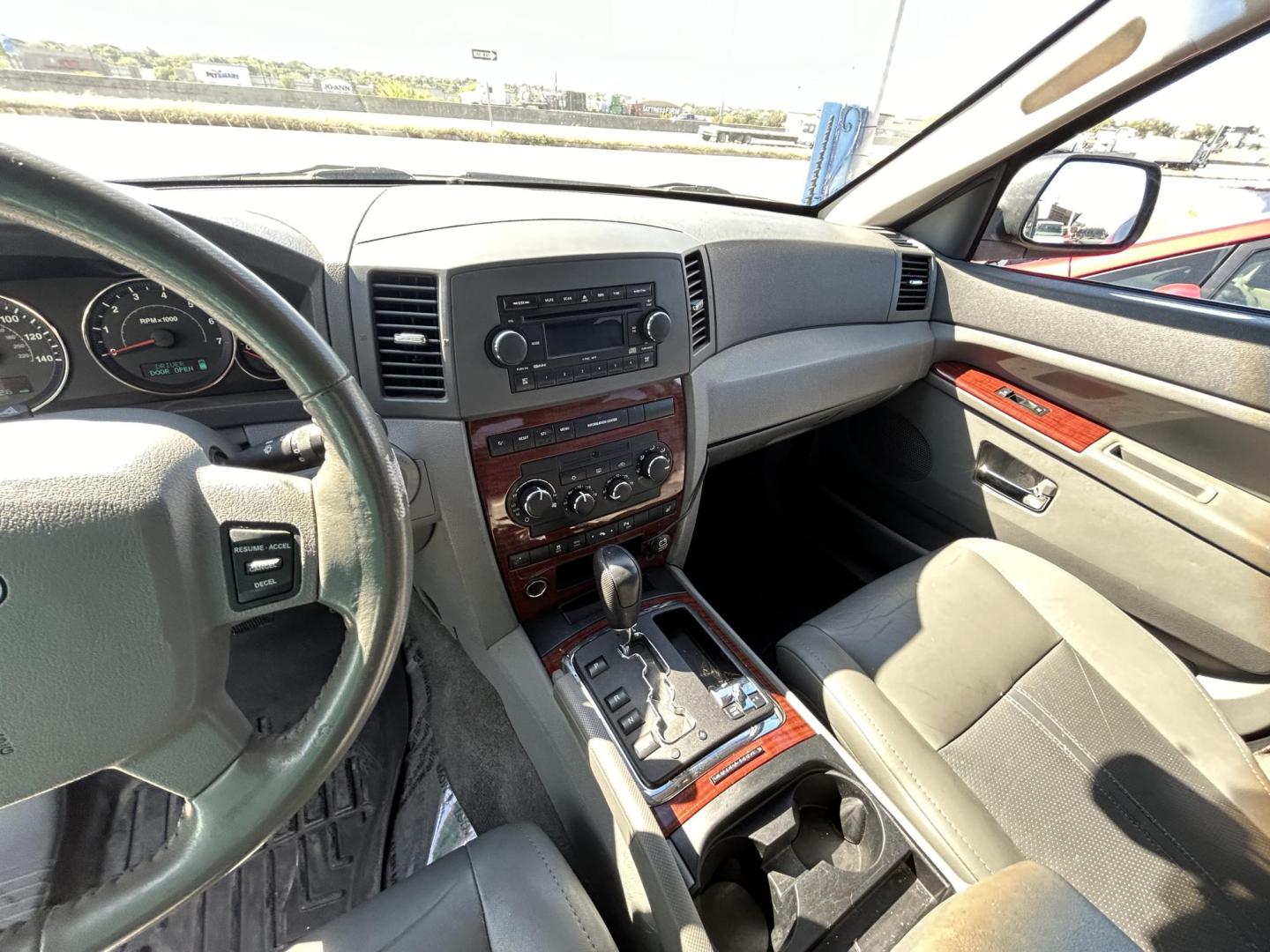 2006 Grey Jeep Grand Cherokee Limited 4WD (1J4HR58226C) with an 5.7L V8 OHV 16V engine, 5-Speed Automatic Overdrive transmission, located at 1687 Business 35 S, New Braunfels, TX, 78130, (830) 625-7159, 29.655487, -98.051491 - Photo#12