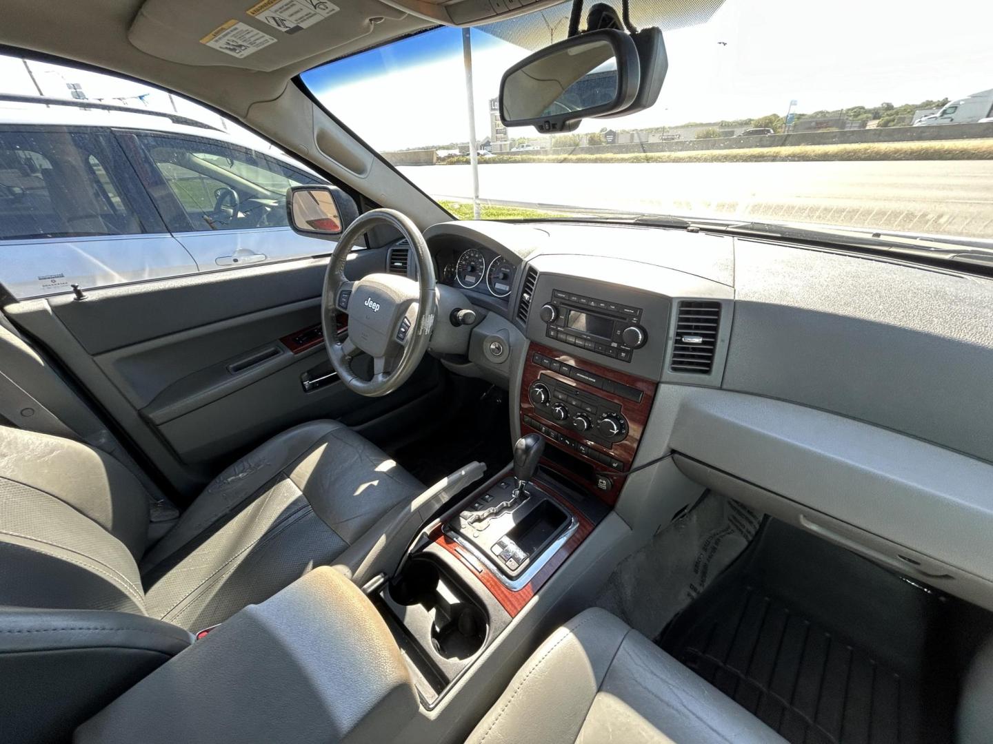 2006 Grey Jeep Grand Cherokee Limited 4WD (1J4HR58226C) with an 5.7L V8 OHV 16V engine, 5-Speed Automatic Overdrive transmission, located at 1687 Business 35 S, New Braunfels, TX, 78130, (830) 625-7159, 29.655487, -98.051491 - Photo#8