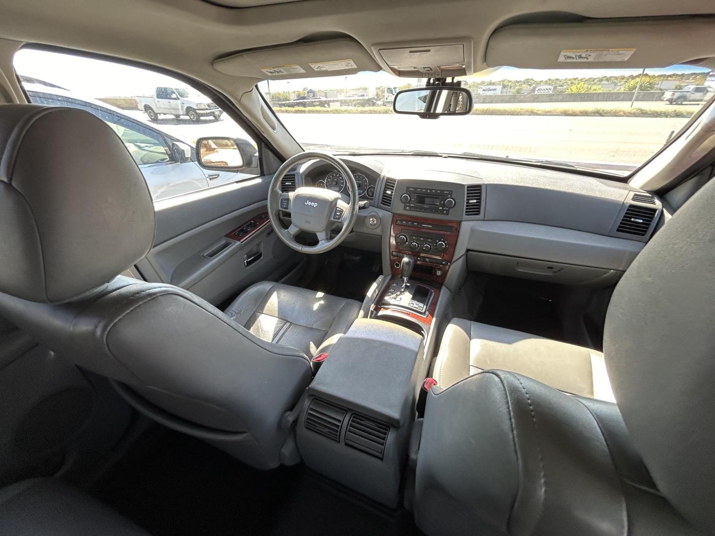 2006 Grey Jeep Grand Cherokee Limited 4WD (1J4HR58226C) with an 5.7L V8 OHV 16V engine, 5-Speed Automatic Overdrive transmission, located at 1687 Business 35 S, New Braunfels, TX, 78130, (830) 625-7159, 29.655487, -98.051491 - Photo#9