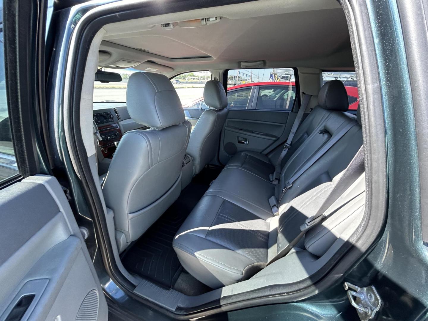 2006 Grey Jeep Grand Cherokee Limited 4WD (1J4HR58226C) with an 5.7L V8 OHV 16V engine, 5-Speed Automatic Overdrive transmission, located at 1687 Business 35 S, New Braunfels, TX, 78130, (830) 625-7159, 29.655487, -98.051491 - Photo#7