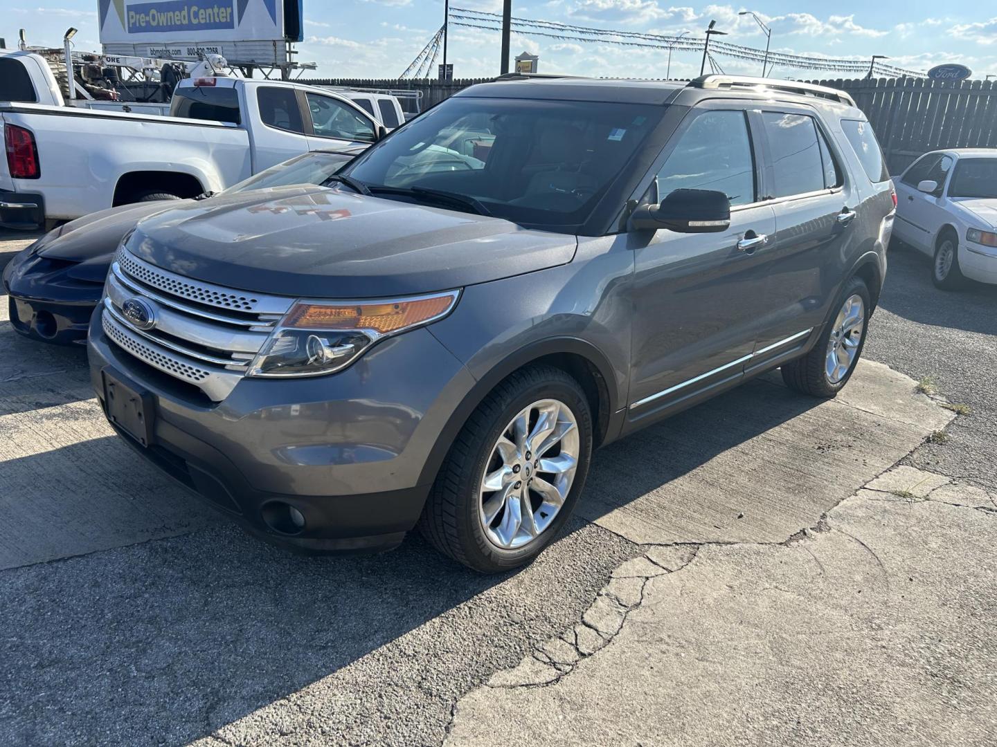 2014 Grey Ford Explorer XLT FWD (1FM5K7D85EG) with an 3.5L V6 DOHC 24V engine, 6-Speed Automatic transmission, located at 1687 Business 35 S, New Braunfels, TX, 78130, (830) 625-7159, 29.655487, -98.051491 - Photo#0