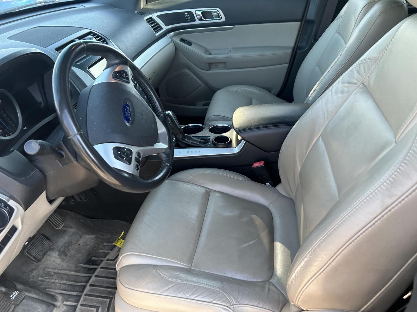 2014 Grey Ford Explorer XLT FWD (1FM5K7D85EG) with an 3.5L V6 DOHC 24V engine, 6-Speed Automatic transmission, located at 1687 Business 35 S, New Braunfels, TX, 78130, (830) 625-7159, 29.655487, -98.051491 - Photo#13