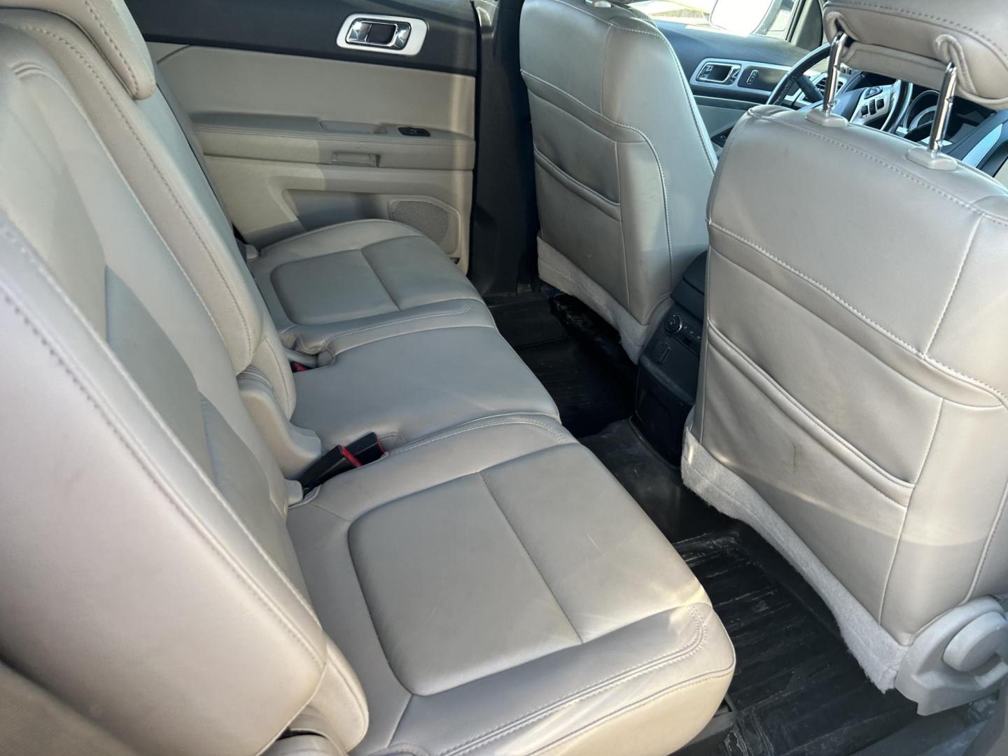 2014 Grey Ford Explorer XLT FWD (1FM5K7D85EG) with an 3.5L V6 DOHC 24V engine, 6-Speed Automatic transmission, located at 1687 Business 35 S, New Braunfels, TX, 78130, (830) 625-7159, 29.655487, -98.051491 - Photo#8