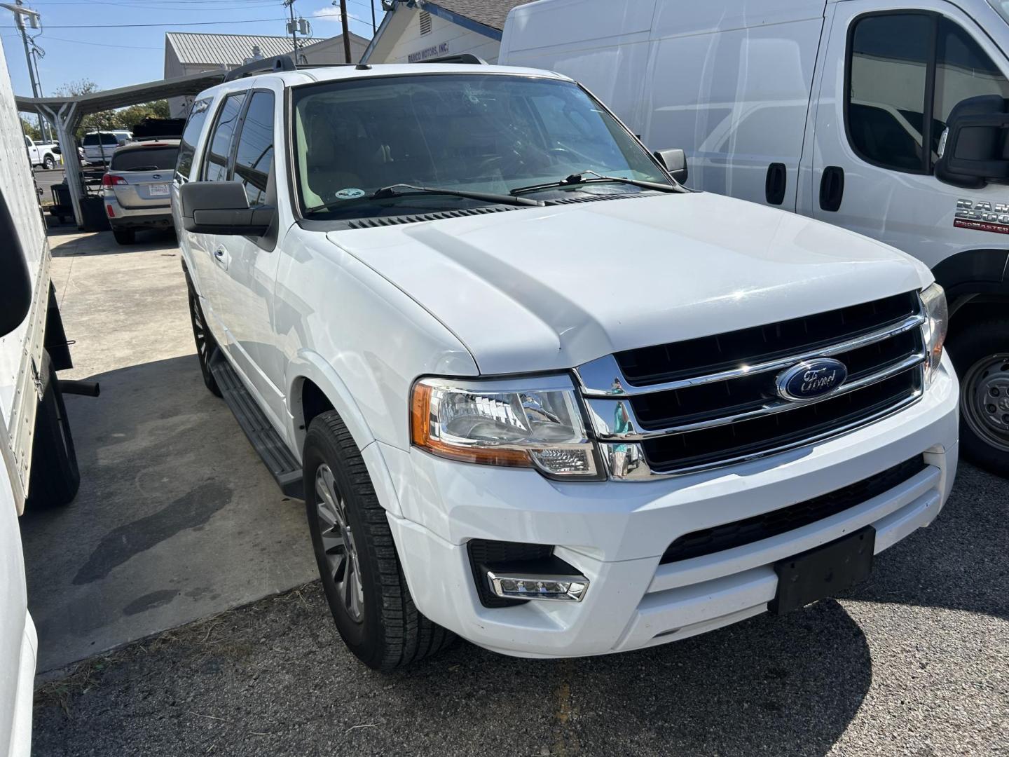 2017 White Ford Expedition XLT 2WD (1FMJU1HTXHE) with an 3.5L V6 DOHC 24V FFV engine, 6A transmission, located at 1687 Business 35 S, New Braunfels, TX, 78130, (830) 625-7159, 29.655487, -98.051491 - Photo#3