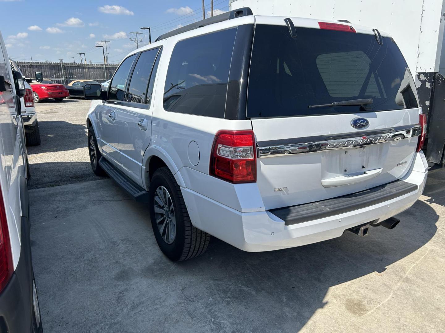 2017 White Ford Expedition XLT 2WD (1FMJU1HTXHE) with an 3.5L V6 DOHC 24V FFV engine, 6A transmission, located at 1687 Business 35 S, New Braunfels, TX, 78130, (830) 625-7159, 29.655487, -98.051491 - Photo#1