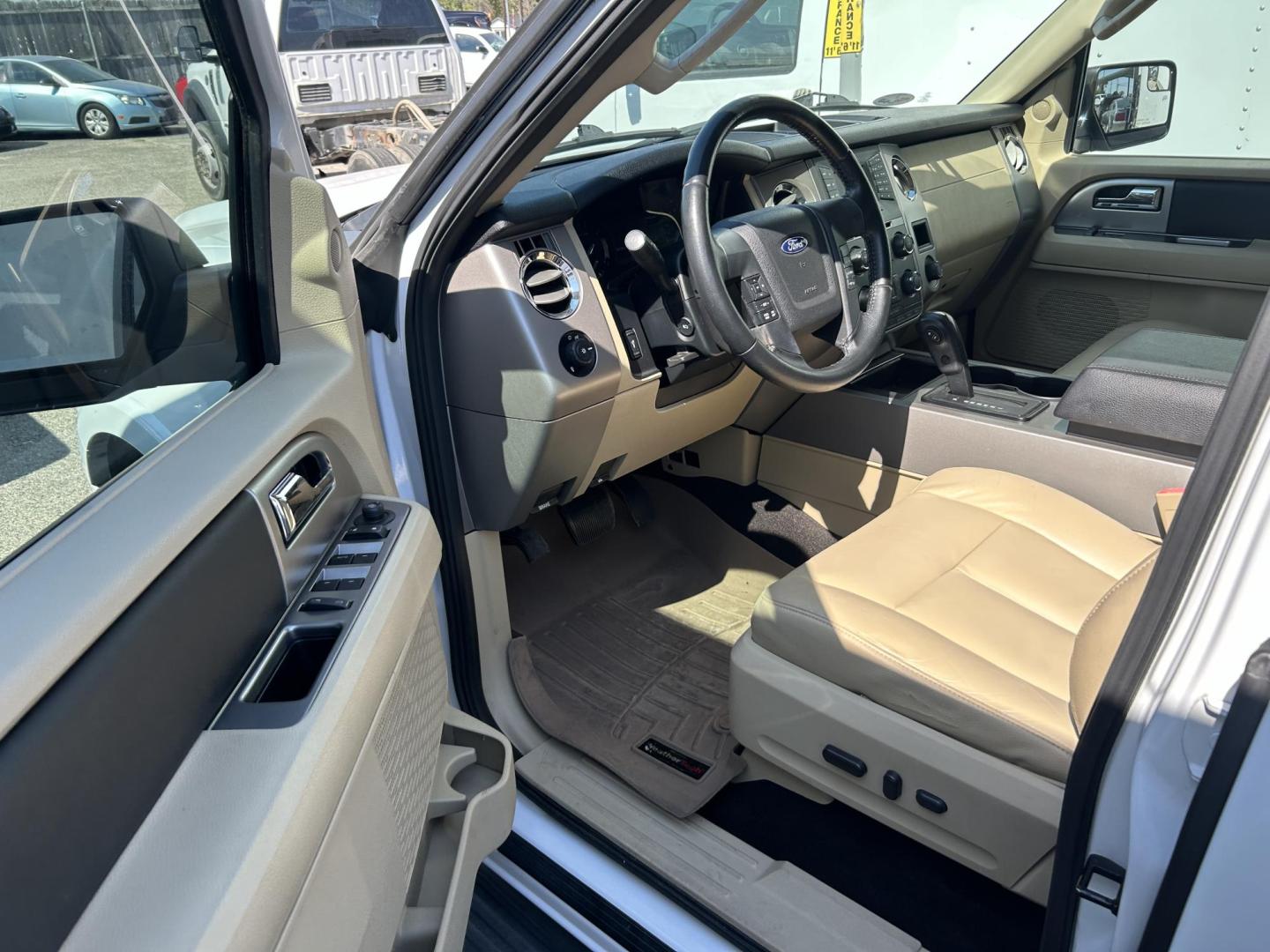 2017 White Ford Expedition XLT 2WD (1FMJU1HTXHE) with an 3.5L V6 DOHC 24V FFV engine, 6A transmission, located at 1687 Business 35 S, New Braunfels, TX, 78130, (830) 625-7159, 29.655487, -98.051491 - Photo#4