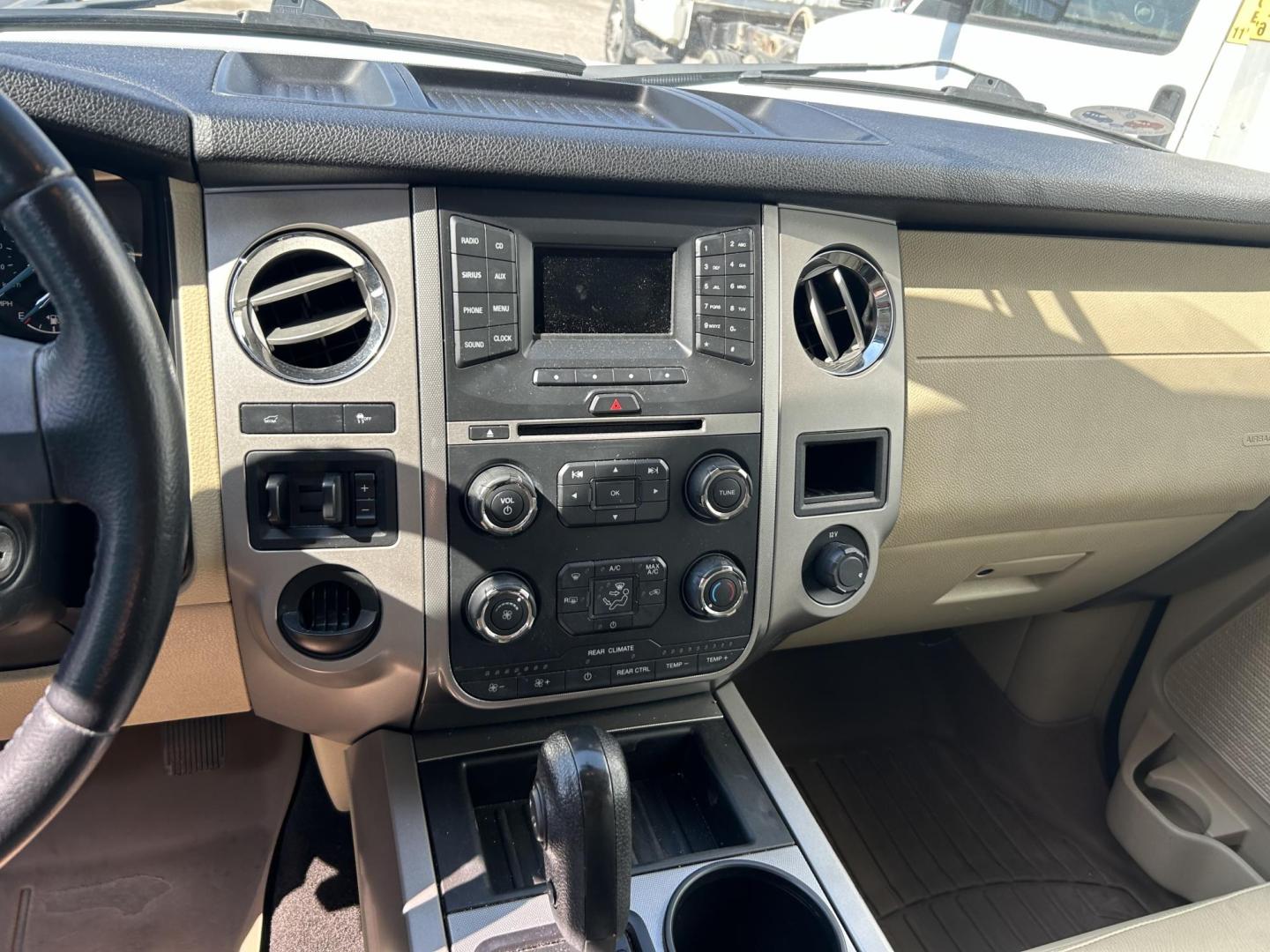 2017 White Ford Expedition XLT 2WD (1FMJU1HTXHE) with an 3.5L V6 DOHC 24V FFV engine, 6A transmission, located at 1687 Business 35 S, New Braunfels, TX, 78130, (830) 625-7159, 29.655487, -98.051491 - Photo#11