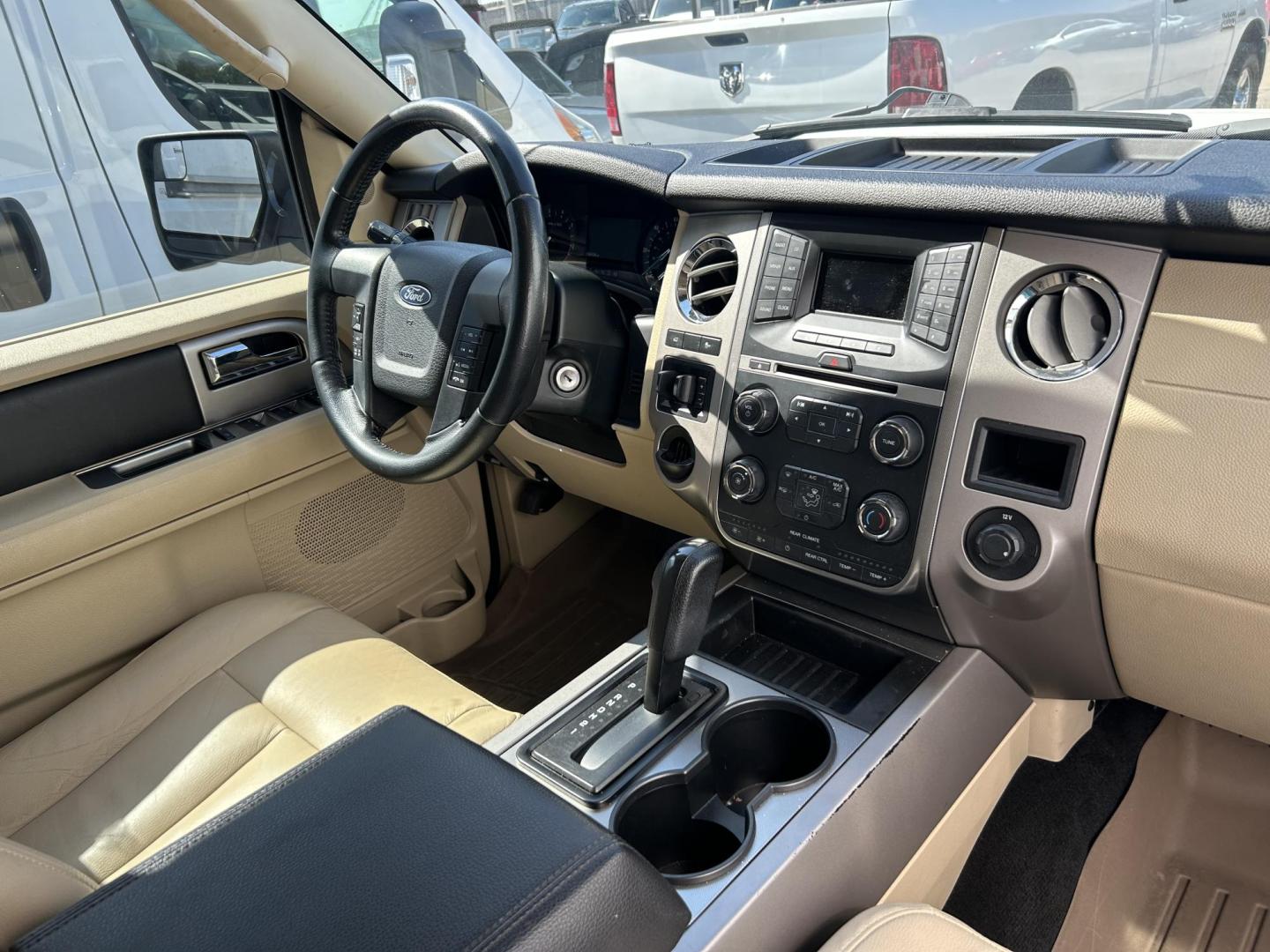 2017 White Ford Expedition XLT 2WD (1FMJU1HTXHE) with an 3.5L V6 DOHC 24V FFV engine, 6A transmission, located at 1687 Business 35 S, New Braunfels, TX, 78130, (830) 625-7159, 29.655487, -98.051491 - Photo#10