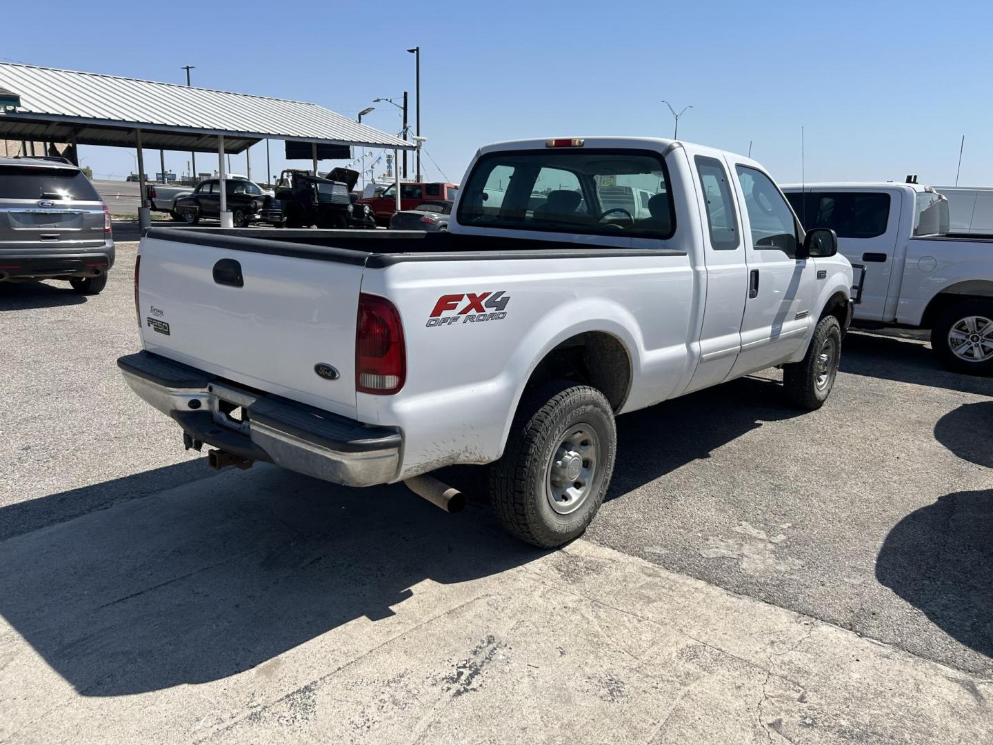 2003 White Ford F-250 SD Lariat SuperCab 4WD (1FTNX21PX3E) with an 6.0L V8 OHV 32V TURBO DIESEL engine, located at 1687 Business 35 S, New Braunfels, TX, 78130, (830) 625-7159, 29.655487, -98.051491 - Photo#7