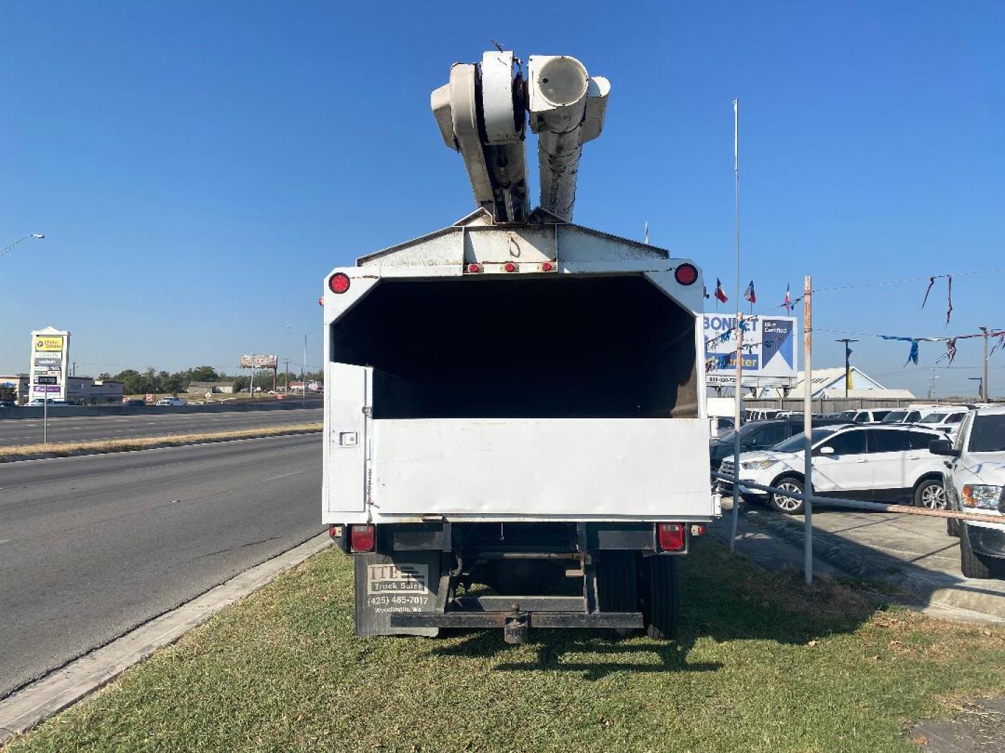 1986 White /Tan GMC C7D042 BUCKET TRUCK - (1GDG7D1B6GV) with an 6.0L V8 GAS engine, Standard transmission, located at 1687 Business 35 S, New Braunfels, TX, 78130, (830) 625-7159, 29.655487, -98.051491 - Photo#1