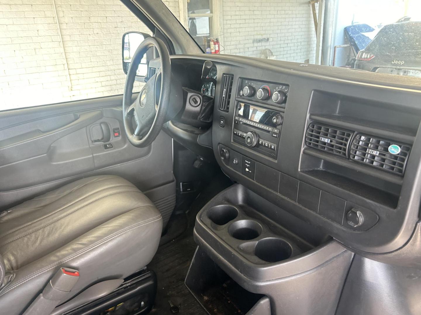 2008 White Chevrolet Express LS 3500 Extended (1GAHG39K781) with an 6.0L V8 OHV 16V engine, 4-Speed Automatic Overdrive transmission, located at 1687 Business 35 S, New Braunfels, TX, 78130, (830) 625-7159, 29.655487, -98.051491 - Photo#8