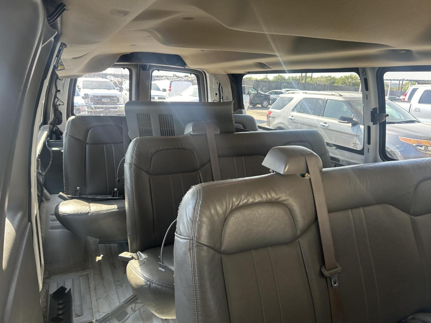 2008 White Chevrolet Express LS 3500 Extended (1GAHG39K781) with an 6.0L V8 OHV 16V engine, 4-Speed Automatic Overdrive transmission, located at 1687 Business 35 S, New Braunfels, TX, 78130, (830) 625-7159, 29.655487, -98.051491 - Photo#9