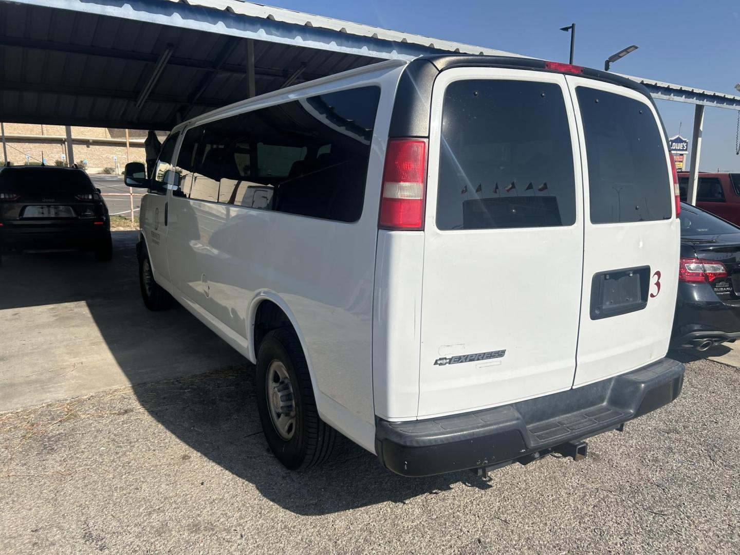 2008 White Chevrolet Express LS 3500 Extended (1GAHG39K781) with an 6.0L V8 OHV 16V engine, 4-Speed Automatic Overdrive transmission, located at 1687 Business 35 S, New Braunfels, TX, 78130, (830) 625-7159, 29.655487, -98.051491 - Photo#1