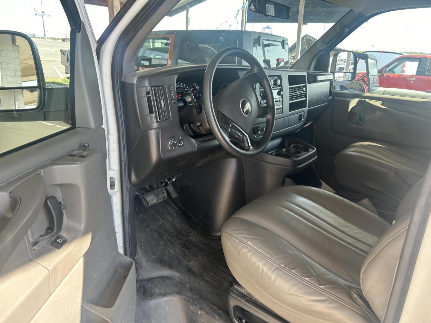 2008 White Chevrolet Express LS 3500 Extended (1GAHG39K781) with an 6.0L V8 OHV 16V engine, 4-Speed Automatic Overdrive transmission, located at 1687 Business 35 S, New Braunfels, TX, 78130, (830) 625-7159, 29.655487, -98.051491 - Photo#4