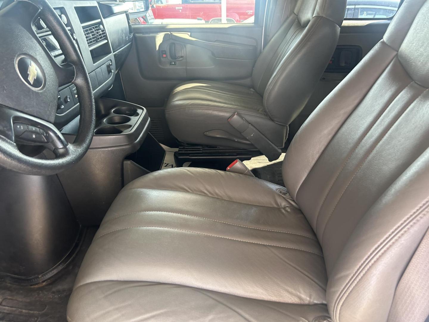 2008 White Chevrolet Express LS 3500 Extended (1GAHG39K781) with an 6.0L V8 OHV 16V engine, 4-Speed Automatic Overdrive transmission, located at 1687 Business 35 S, New Braunfels, TX, 78130, (830) 625-7159, 29.655487, -98.051491 - Photo#5