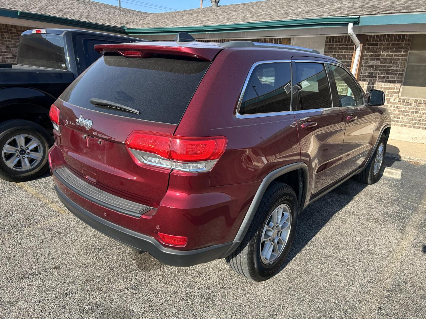 2018 Red Jeep Grand Cherokee Laredo 2WD (1C4RJEAG6JC) with an 3.6L V6 DOHC 24V engine, 8A transmission, located at 1687 Business 35 S, New Braunfels, TX, 78130, (830) 625-7159, 29.655487, -98.051491 - Photo#7