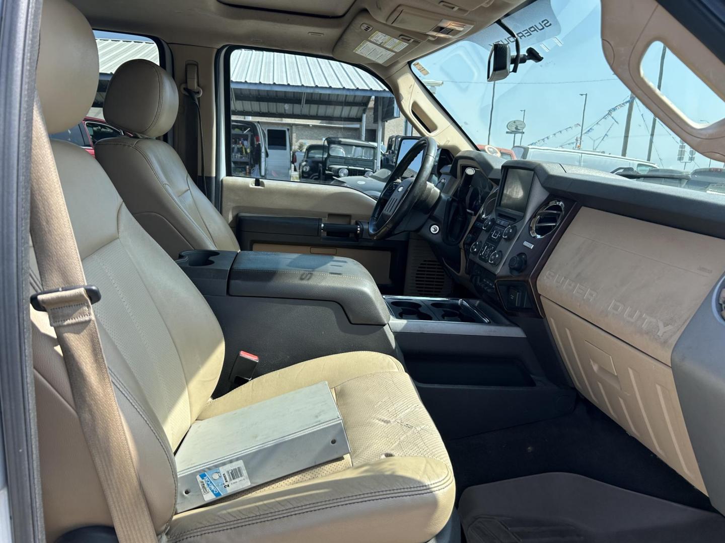 2015 White Ford F-250 SD King Ranch Crew Cab 4WD (1FT7W2BT6FE) with an 6.7L V8 OHV 16V DIESEL engine, 6-Speed Automatic transmission, located at 1687 Business 35 S, New Braunfels, TX, 78130, (830) 625-7159, 29.655487, -98.051491 - Photo#3